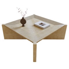 Arkhe No 4 Couchtisch, quadratisch, Travertin, modern, skulptural, von Fulden Topaloglu