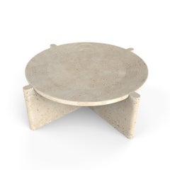 Arkhe No 4 Tavolino da caffè in travertino, moderno rotondo scultoreo di Fulden Topaloglu