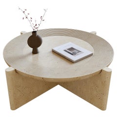 Mesa de centro Arkhe nº 4 Travertino, redonda escultórica moderna by Fulden Topaloglu