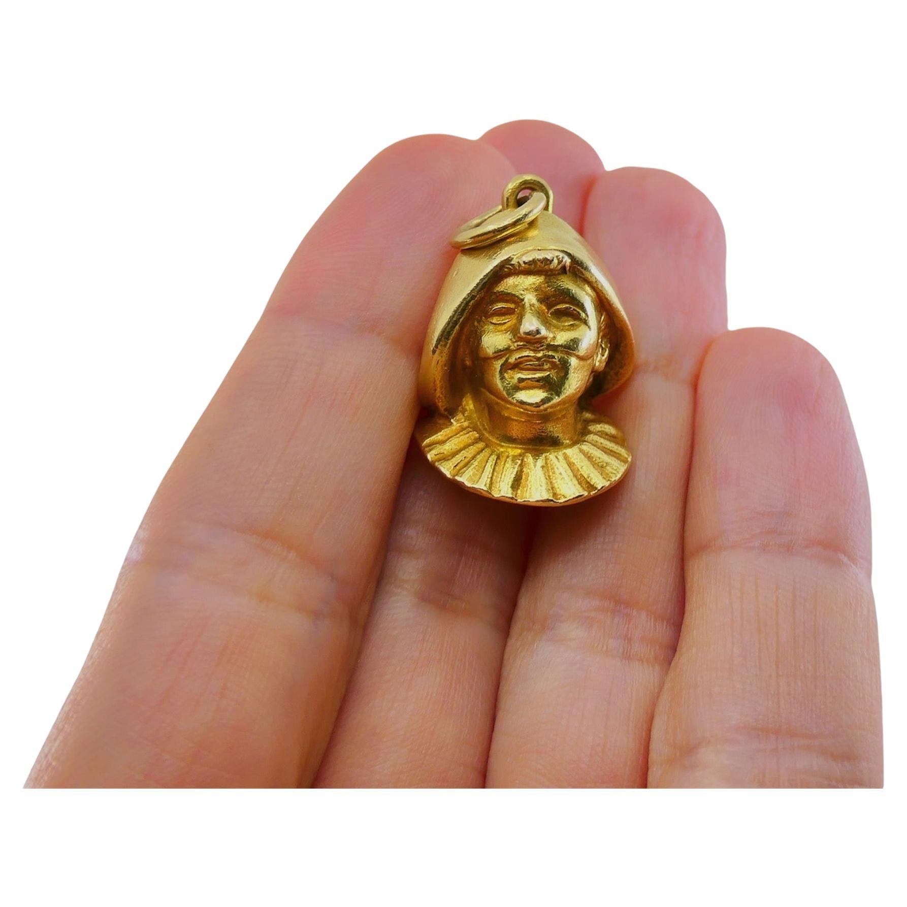 Pendentif à breloque Arlecchino Commedia dell'Arte en or 18k.
Le charme représente Icone, ou Arlequin, l'un des personnages les plus emblématiques de la Commedia dell'Arte. En tant que personnage serviteur, Arlecchino est connu pour son caractère