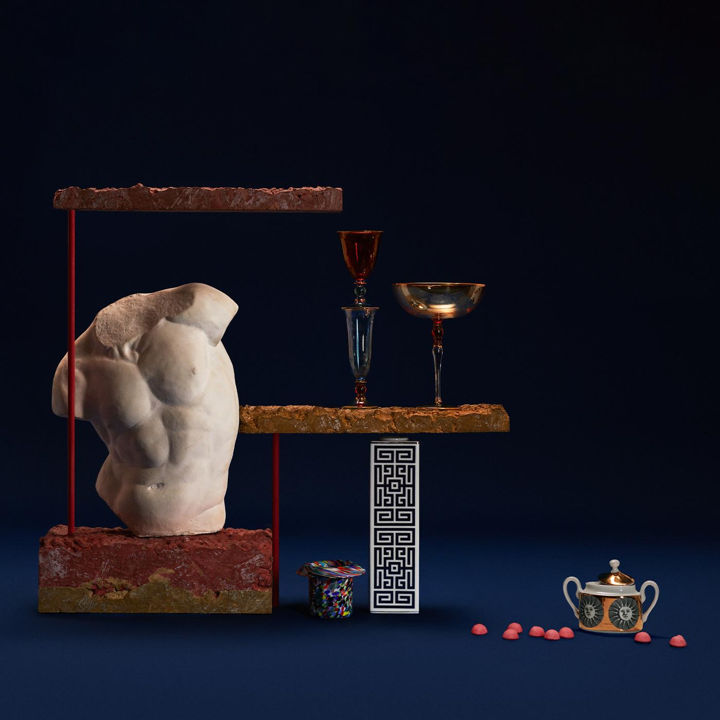 Diese prächtige Tasse kann als kostbares Mittelstück oder als dekorativer Akzent dienen, der Luxus und Eleganz in jede Einrichtung bringt. Sie wurde aus Glas hergestellt und zeichnet sich durch einen länglichen Stiel aus, dessen geschwungene