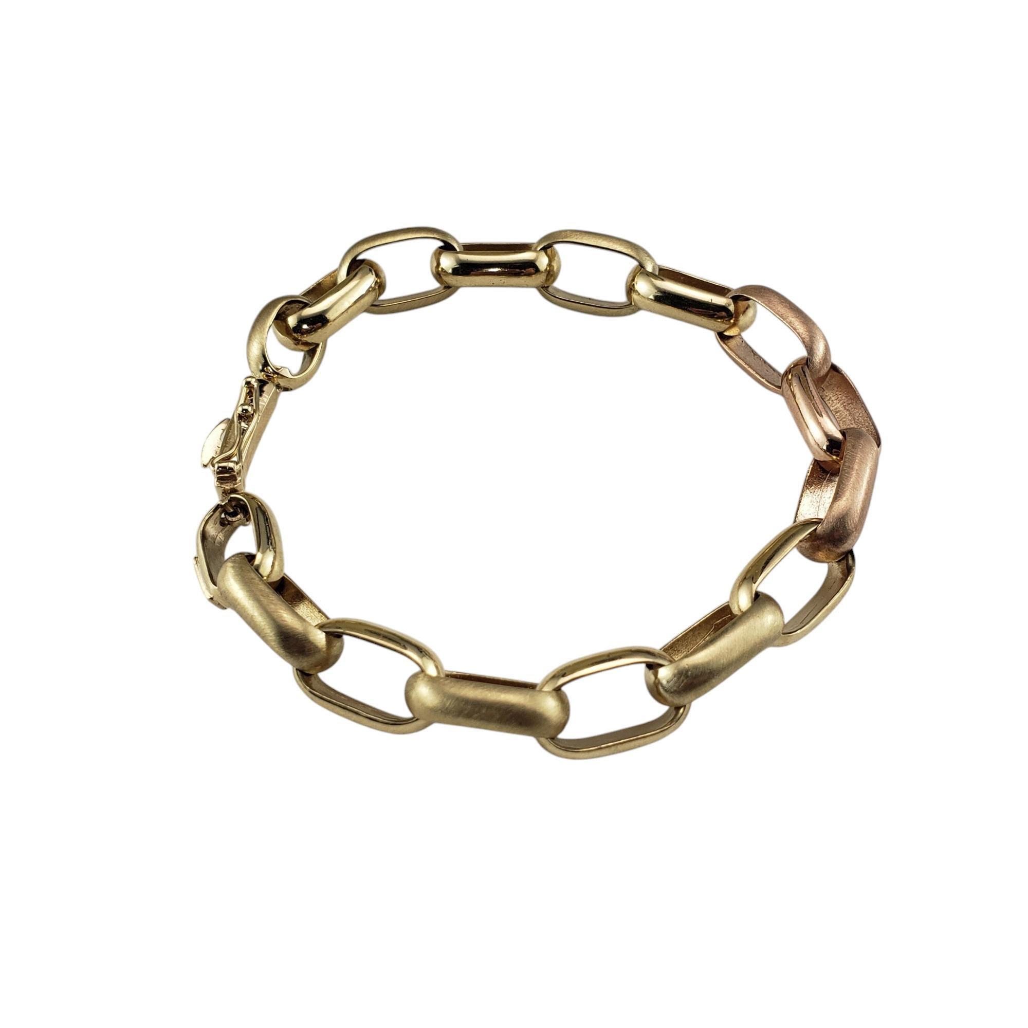 Arlene Altman Bracelet à maillons en or jaune et rose 14K

Ce magnifique bracelet d'Arlene Altman est composé de maillons jaunes et roses 14 carats (les trois maillons du milieu sont roses) avec une finition alternée satinée et polie.

Taille : 6,5