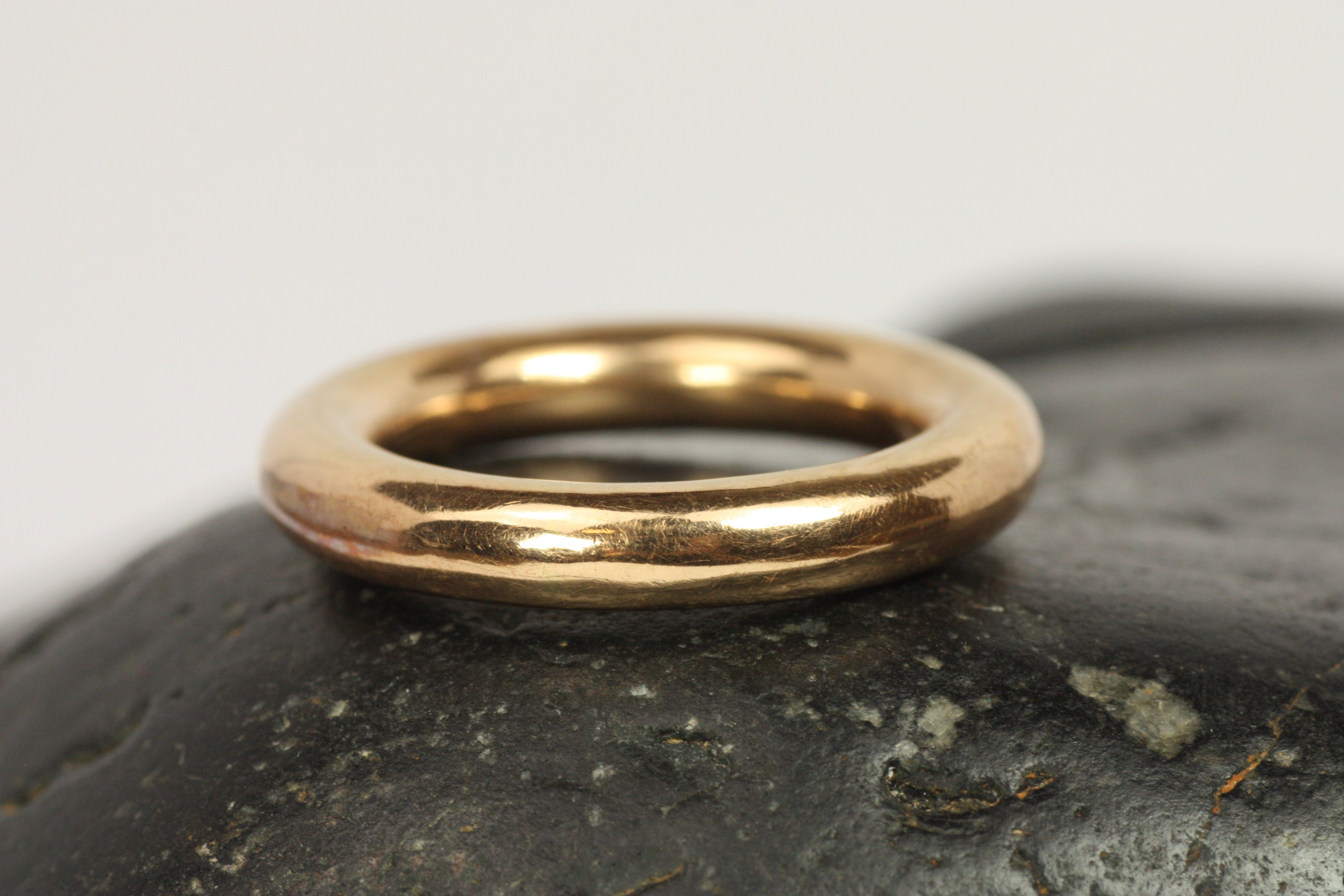Aus der modernen Nachlassschmuck-Kollektion von Bracken Jewelers in Santa Monica, Kalifornien. Runder 