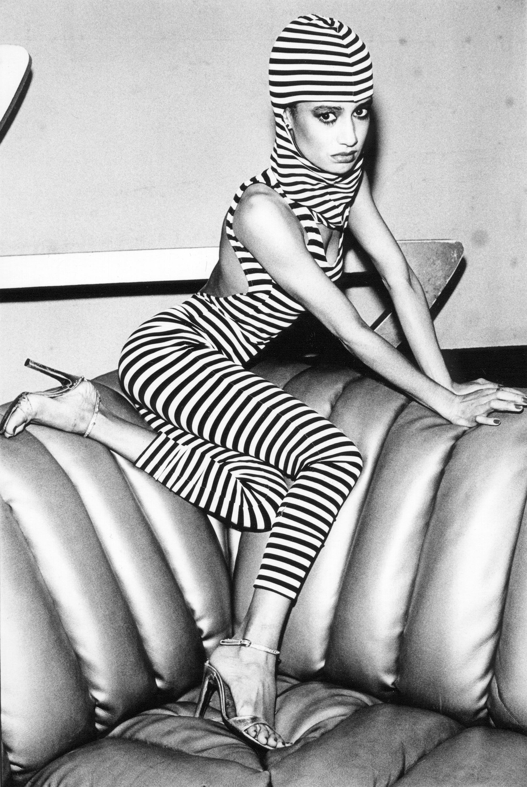 Mujer a rayas en Studio 54 - Photograph de Arlene Gottfried