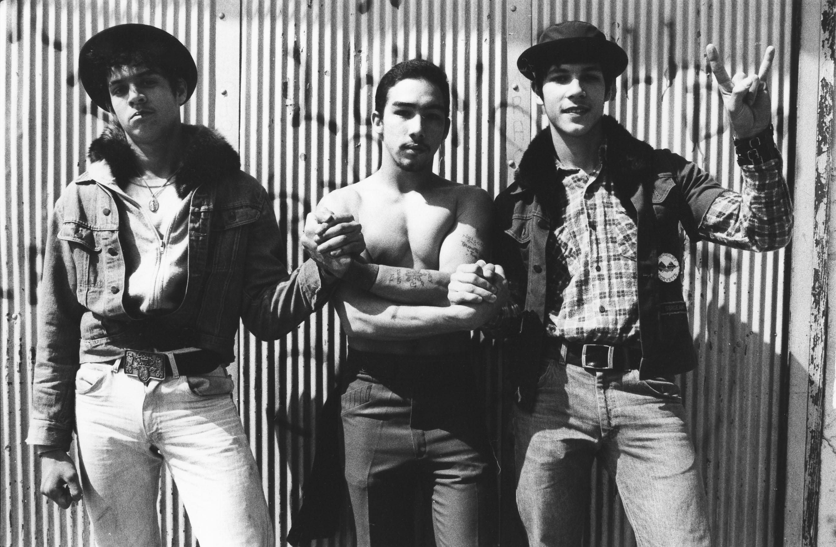 Black and White Photograph Arlene Gottfried - Trois garçons devant un mur