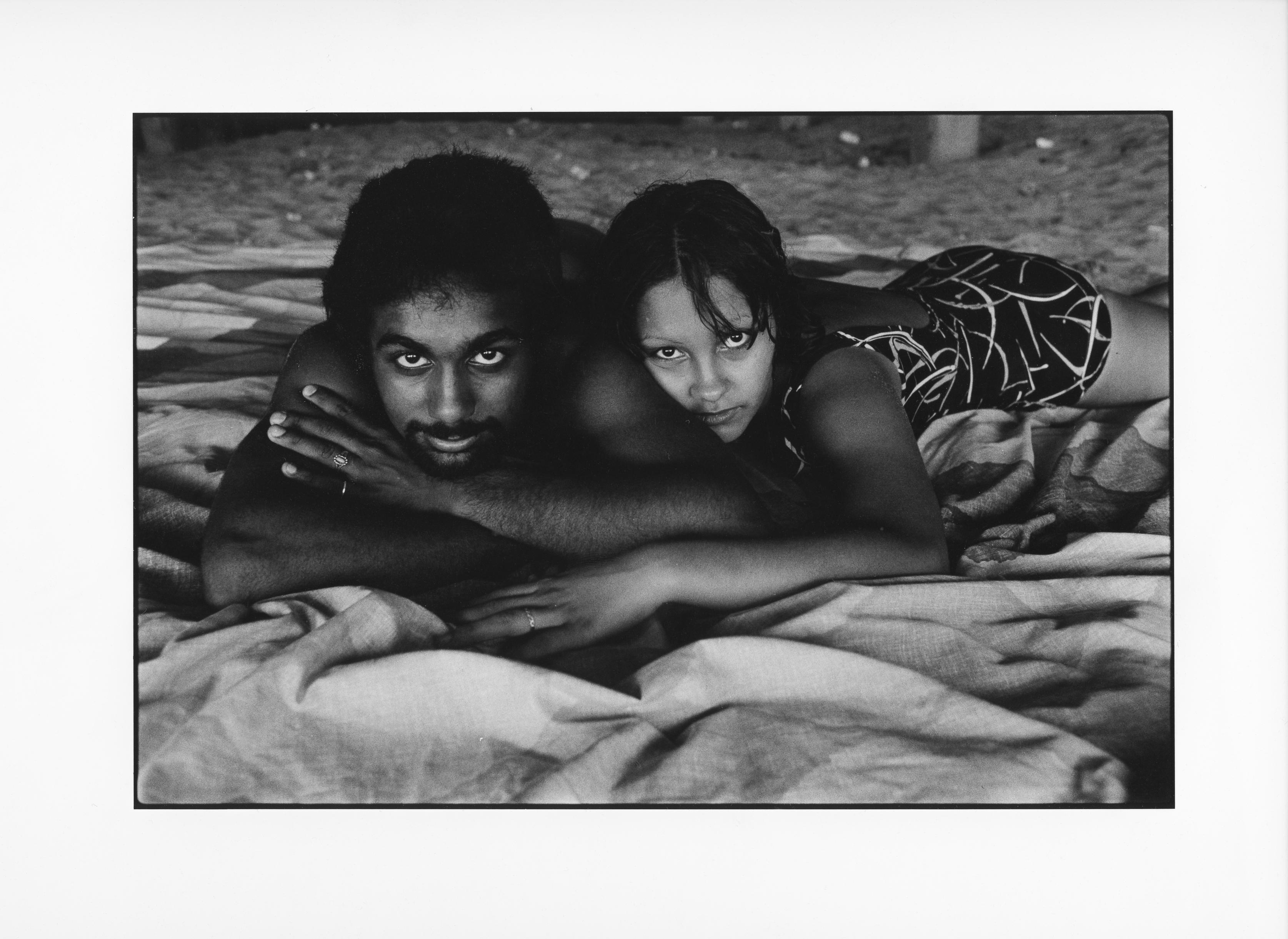 Bajo el paseo marítimo - Photograph de Arlene Gottfried