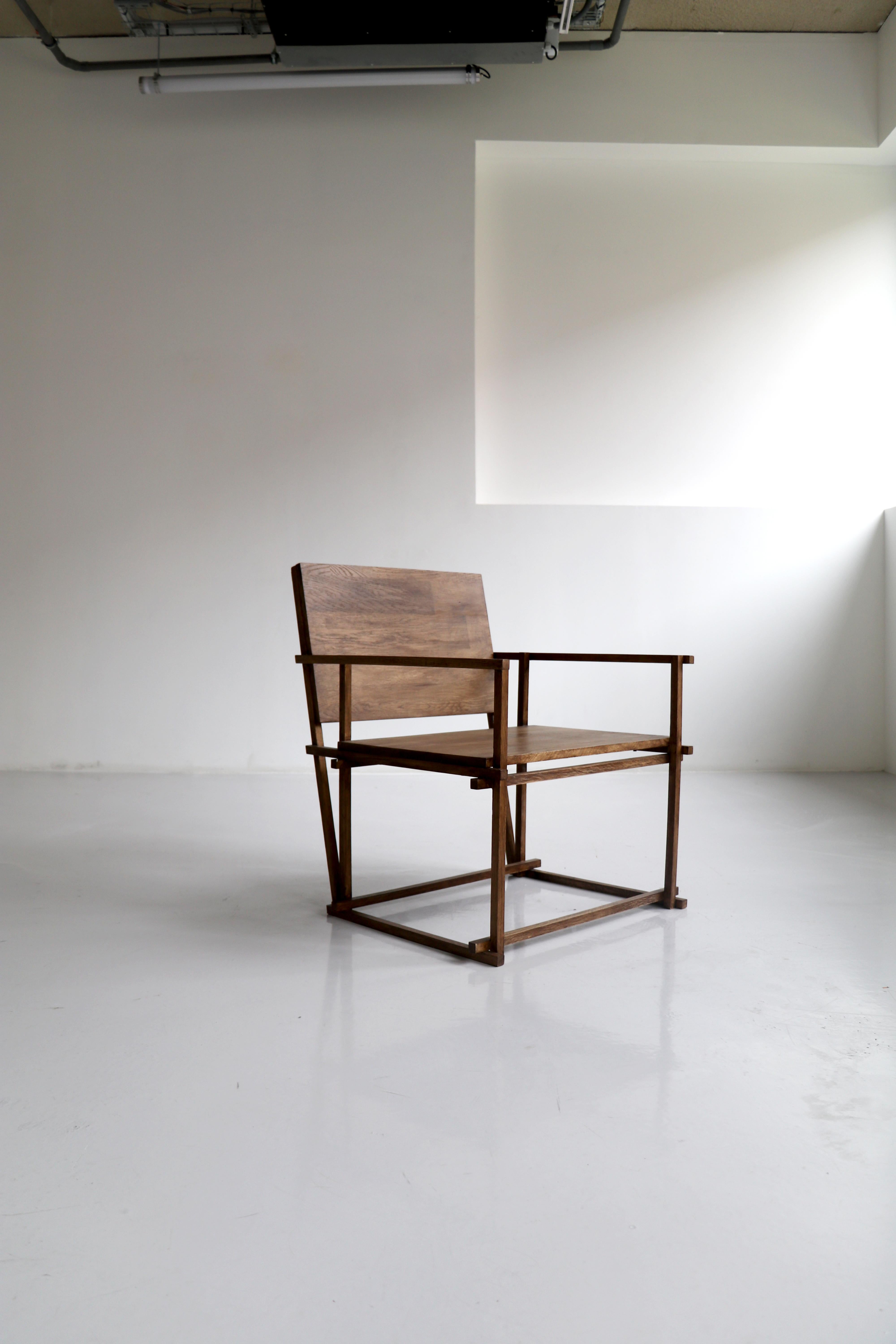 Dunkel lackierter Arles Sessel von Alice Lahana Studio (Moderne) im Angebot