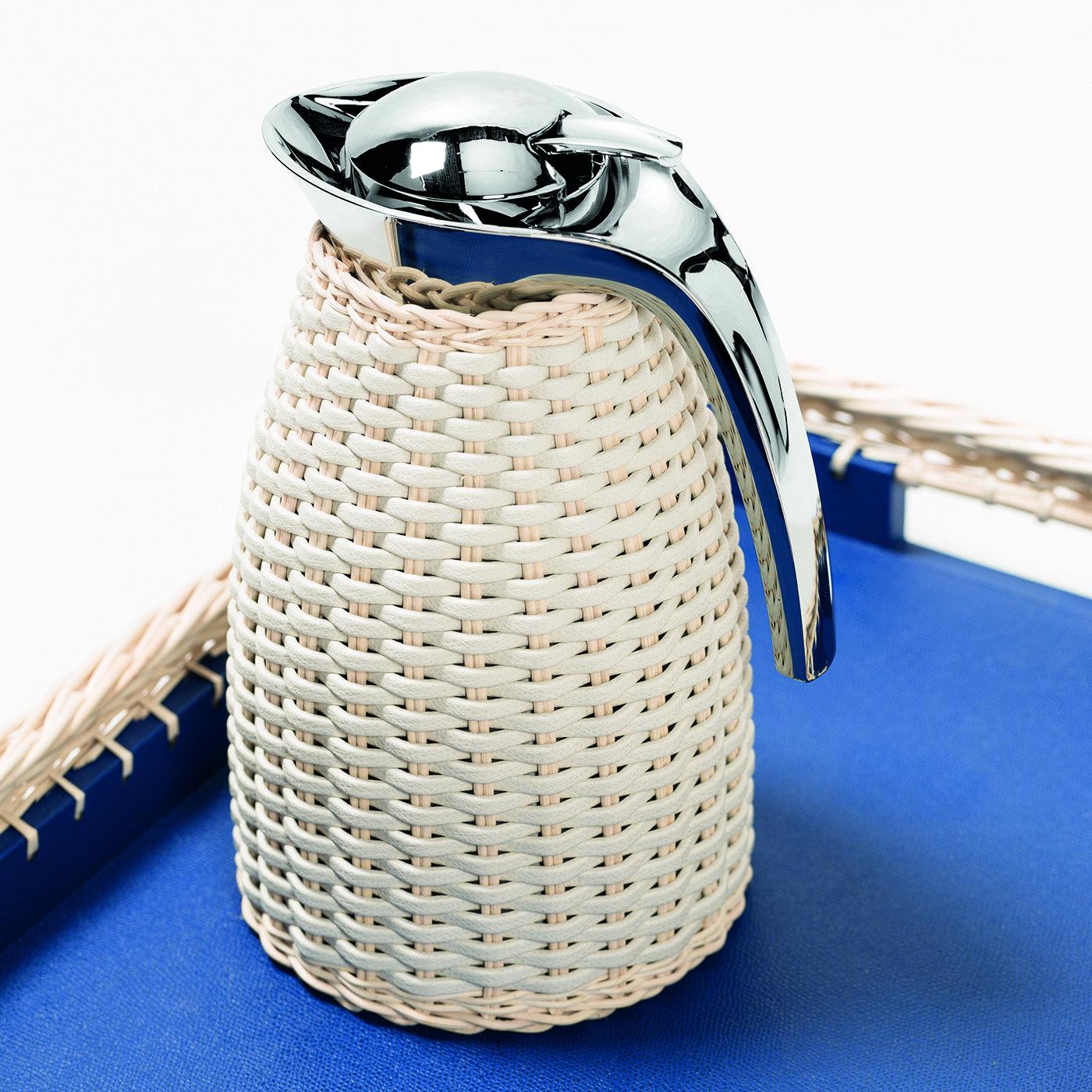 A well-received housewarming gift, this splendid thermal carafe boasts a timeless and versatile charm that will effortlessly complete any kitchenware collection. Almost entirely covered with a hand-woven white Napa leather and natural rattan