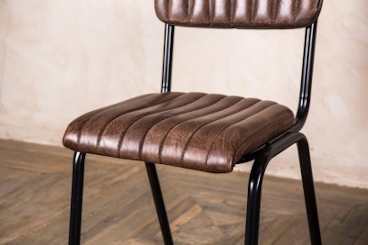 Arlington Leder-Restaurantstühle, 20. Jahrhundert im Angebot 12