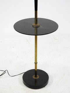 Arlus (atribuida a) elegante lámpara de pie de alrededor de 1950, de madera lacada y opalina