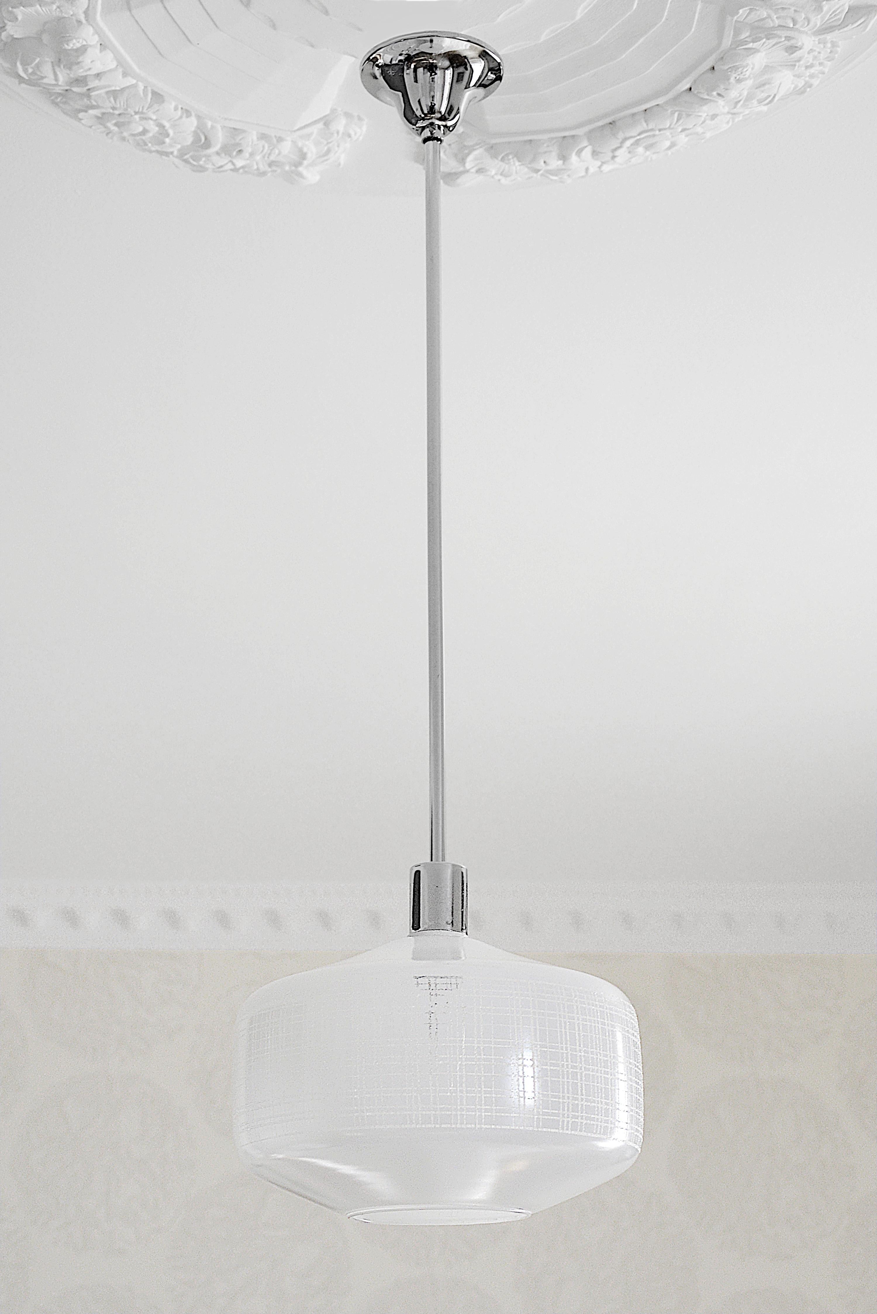 Ciondolo a soffitto francese del Midcentury di Arlus (Parigi), Francia, anni '50. Esempio di raffinato stile francese di prima classe, questa plafoniera a sospensione di Arlus (Paris), realizzata negli anni '50, incarna l'eleganza del design di metà