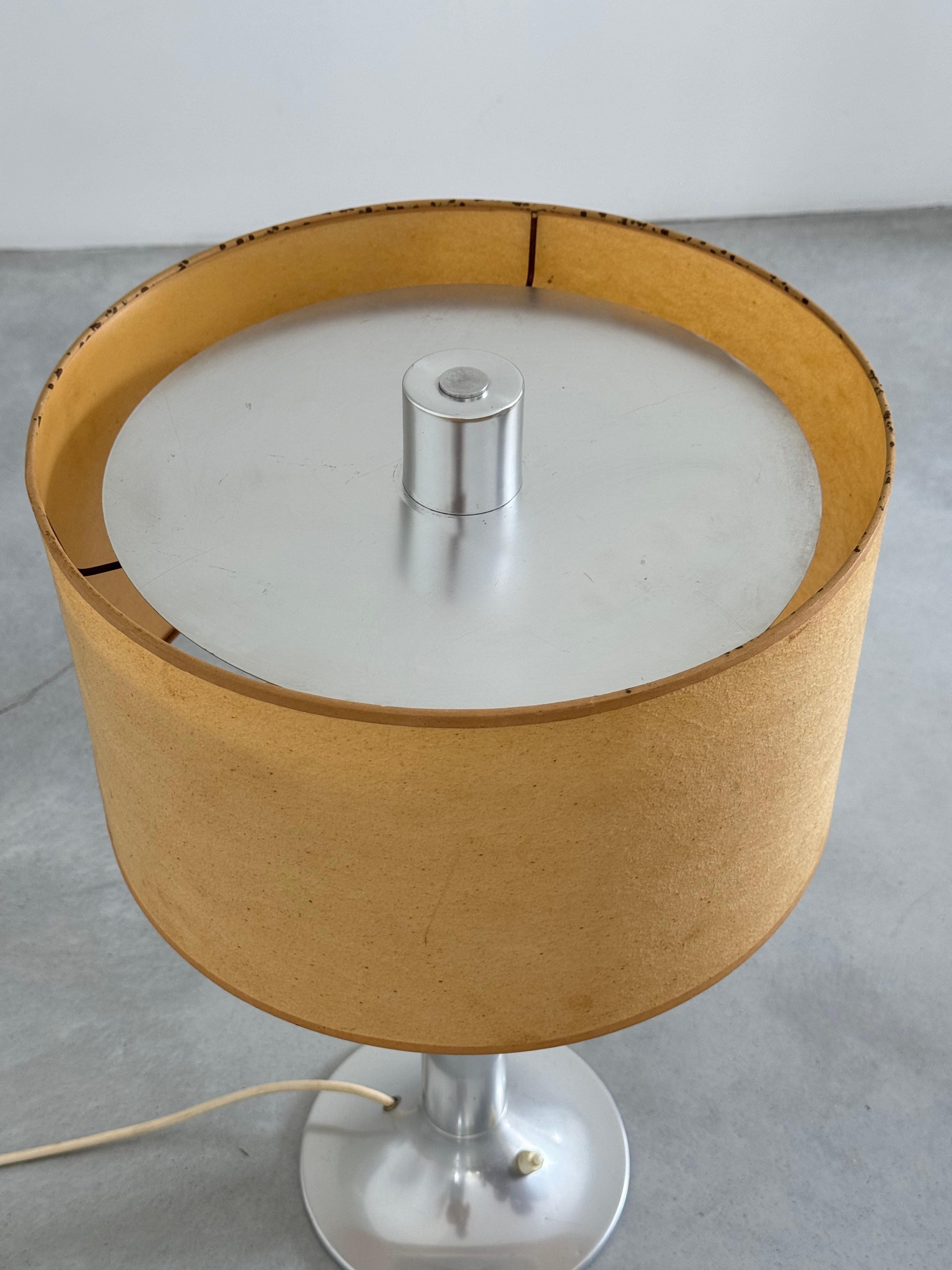 Arlus Diffusion, Design-Tischlampe, Frankreich um 1970 (Aluminium) im Angebot