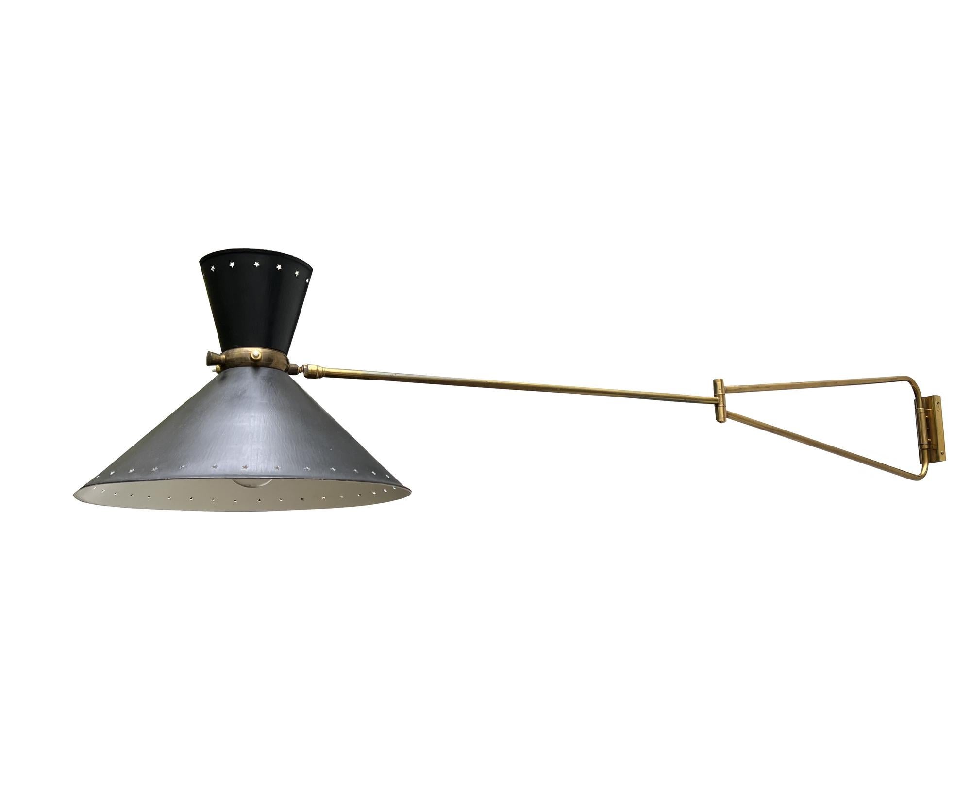 Gran aplique de Robert Mathieu, Francia, hacia 1950.
Metal lacado negro y latón, pantalla original de metal lacado negro y blanco hueso.
Con dos articulaciones a 360° y una rótula sobre la tulipa.

Medidas:
Longitud máxima: 143 cm (56,3