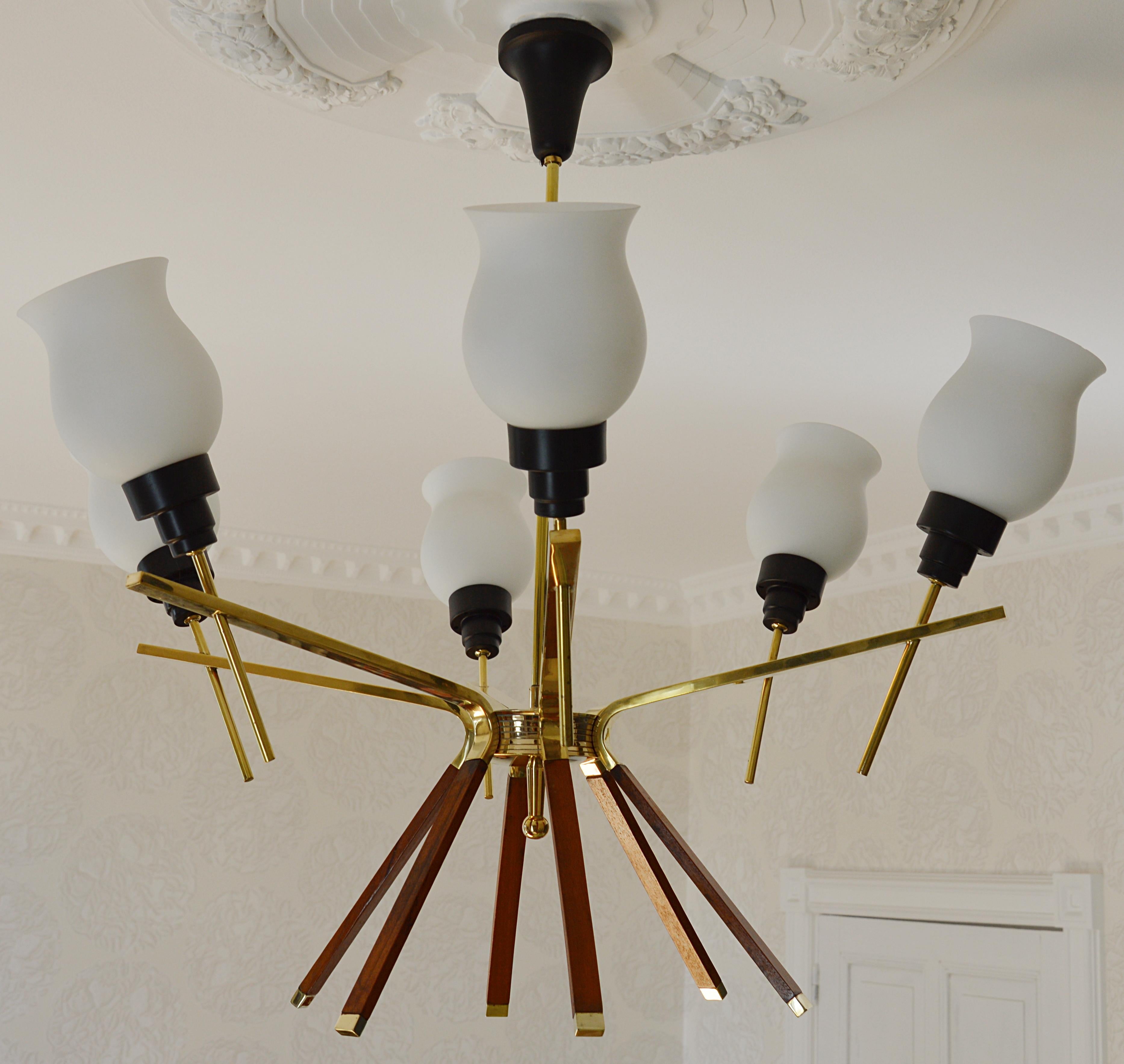 Midcentury chandelier by Arlus, France, 1960s. Brass, wood, metal and glass. Six-light for this first class elegant chandelier. Same period as Lunel and Stilnovo. Delivered wired for your country (US, UK, EU, Australia, China, etc.). LED can be used
