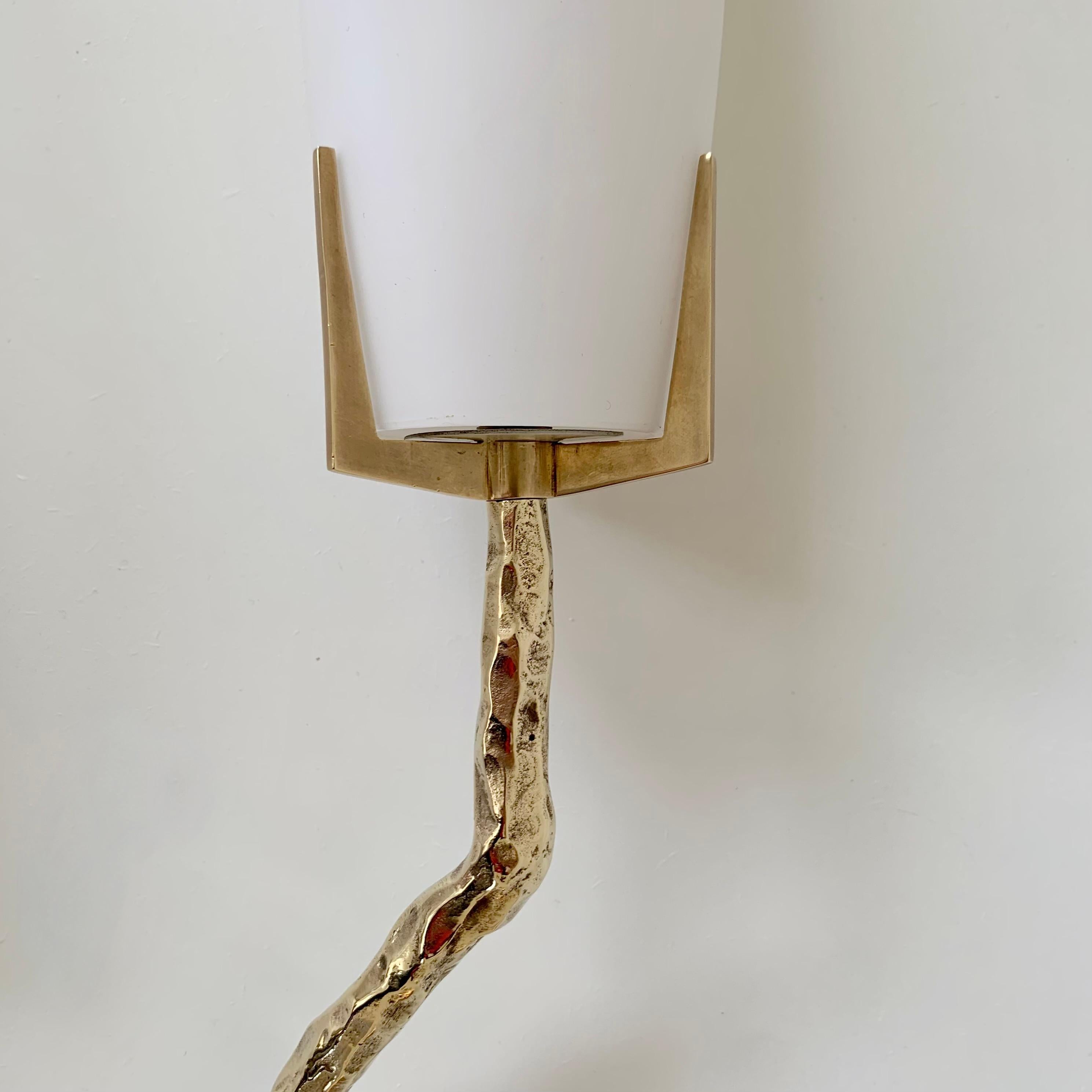 Sconcezza in bronzo dorato e opalino Arlus, 1960 circa, Francia. in vendita 2