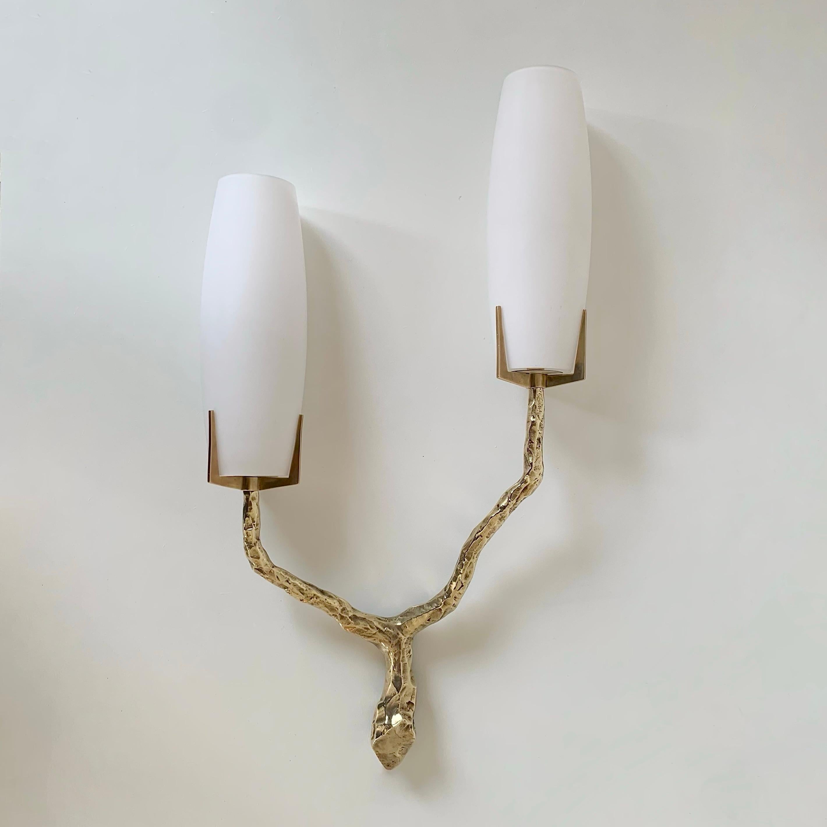 Bella applique a due luci Arlus, 1960 circa, Francia.
Bronzo dorato, vetro opalino.
Articolo vintage con il suo raro vetro opalino originale.
Bronzo e vetro in buone condizioni.
Ricablato, pronto all'uso.
Dimensioni: 51 cm di altezza totale, 28 cm