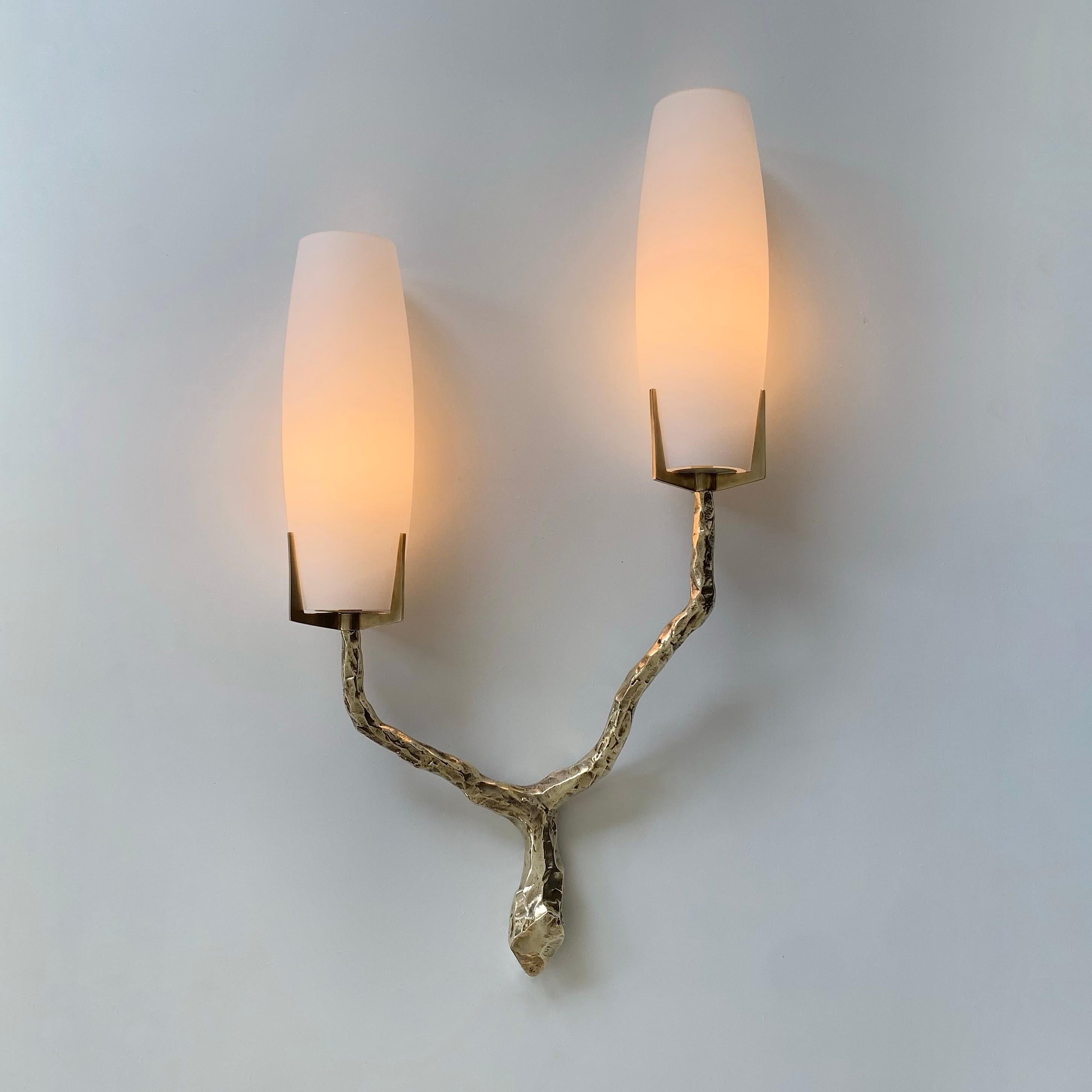 Mid-Century moderno Sconcezza in bronzo dorato e opalino Arlus, 1960 circa, Francia. in vendita