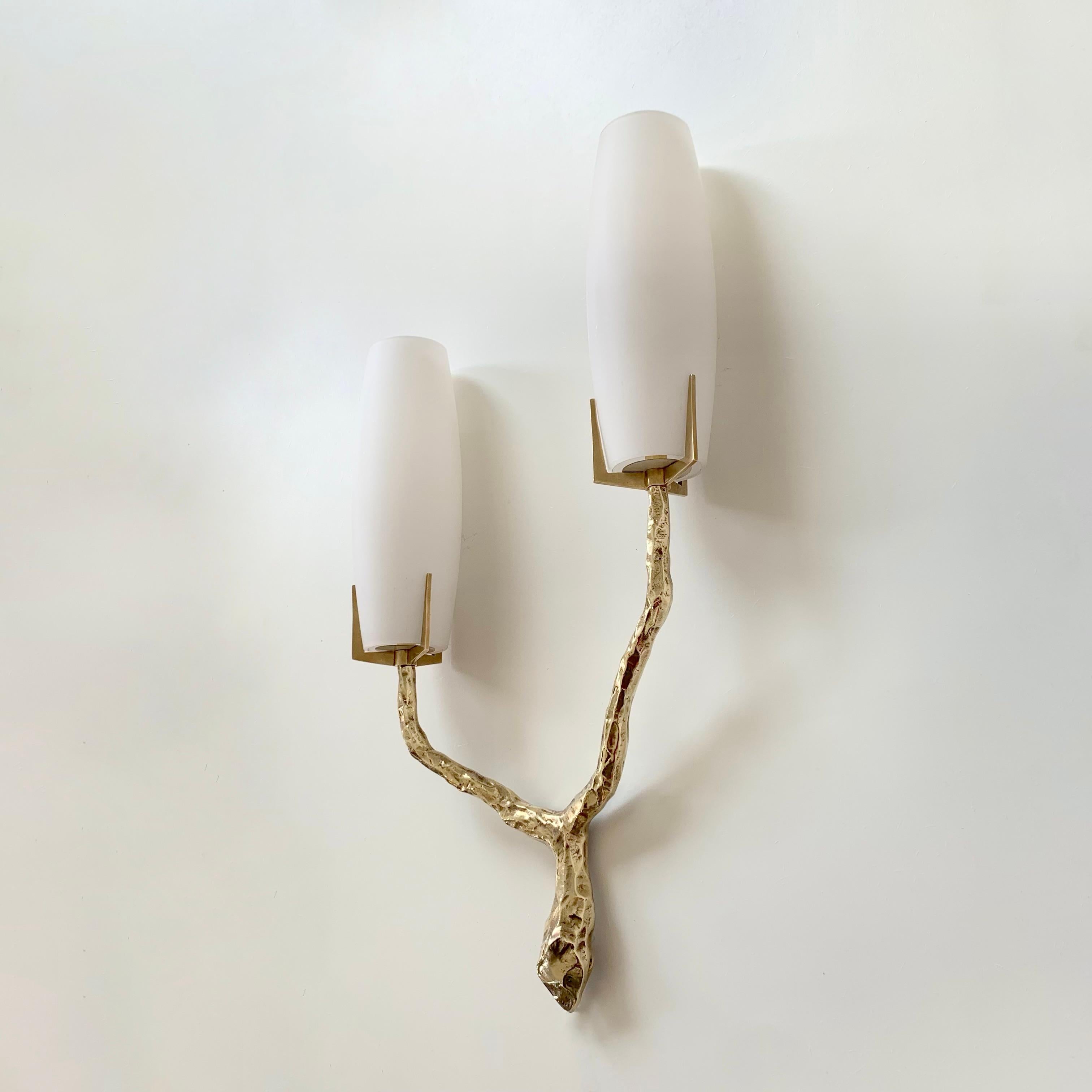 Francese Sconcezza in bronzo dorato e opalino Arlus, 1960 circa, Francia. in vendita