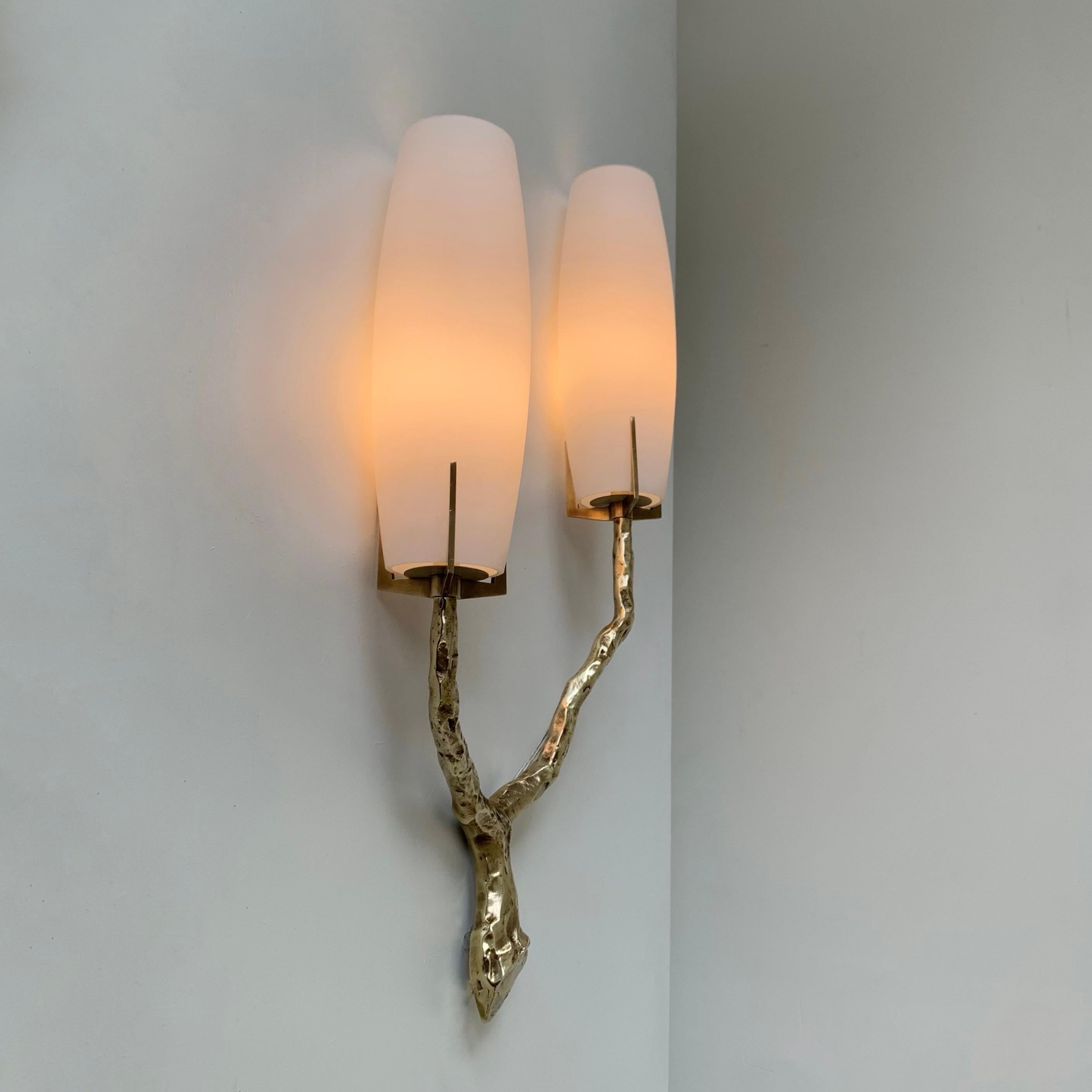 Dorato Sconcezza in bronzo dorato e opalino Arlus, 1960 circa, Francia. in vendita