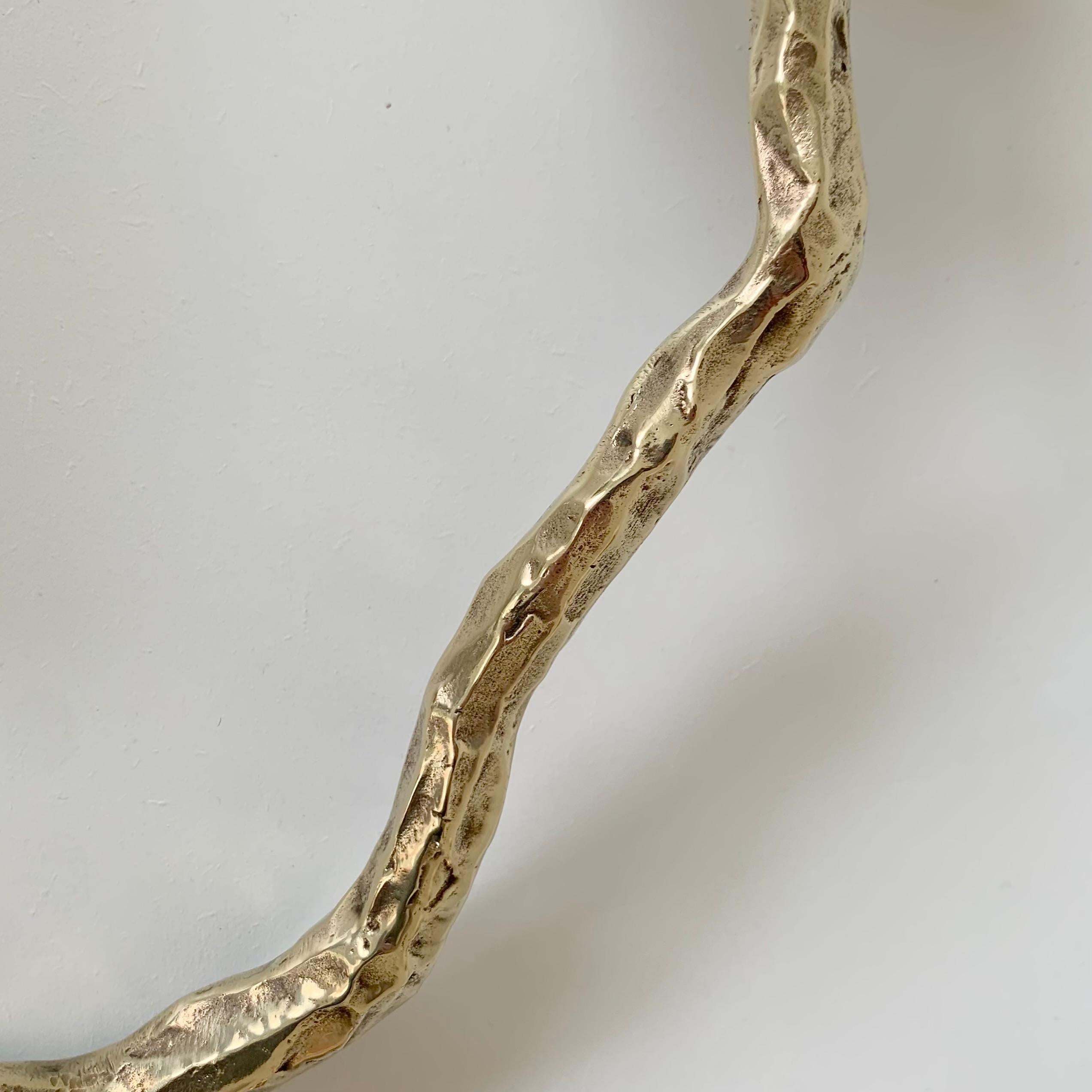 Metà XX secolo Sconcezza in bronzo dorato e opalino Arlus, 1960 circa, Francia. in vendita
