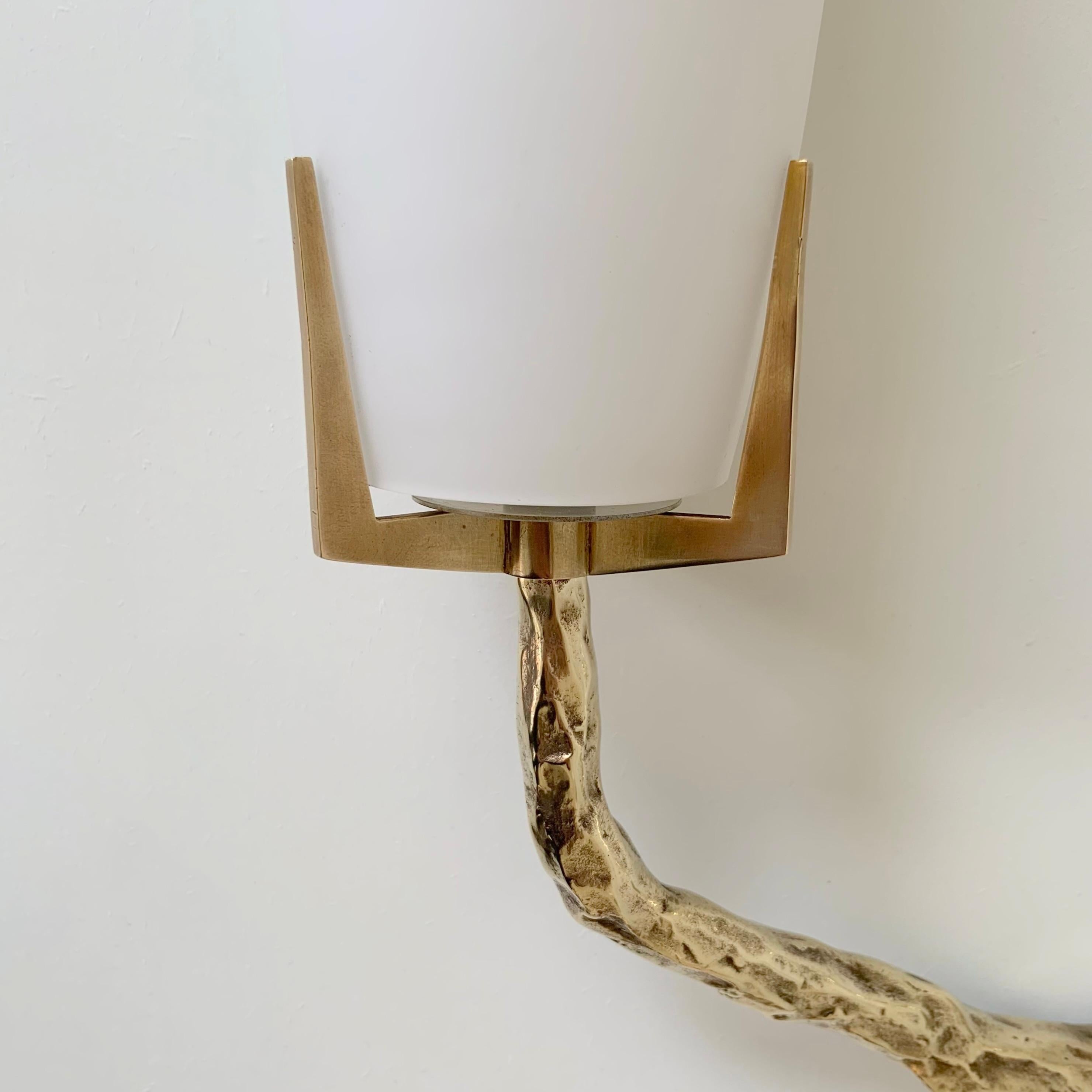 Sconcezza in bronzo dorato e opalino Arlus, 1960 circa, Francia. in vendita 1