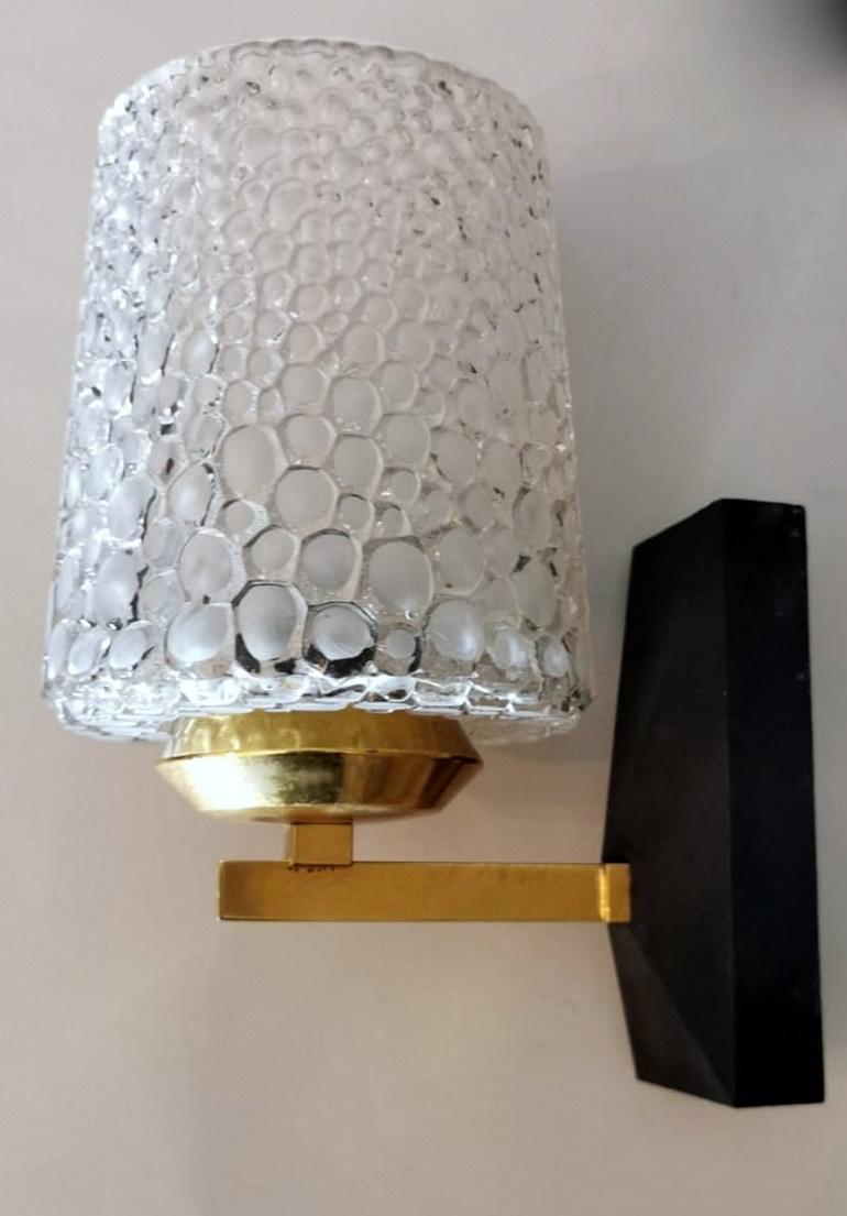 Trois appliques de style Maison Arlus en laiton et demi cristal en vente 5