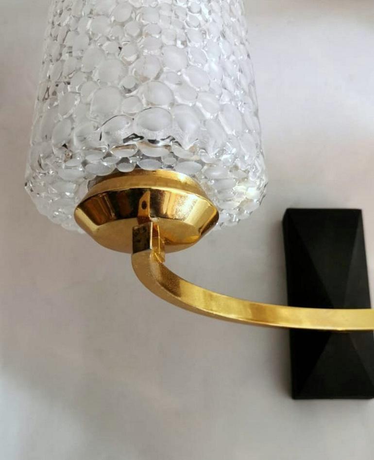 Trois appliques de style Maison Arlus en laiton et demi cristal en vente 7