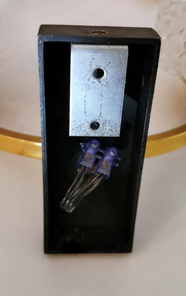 Trois appliques de style Maison Arlus en laiton et demi cristal en vente 10