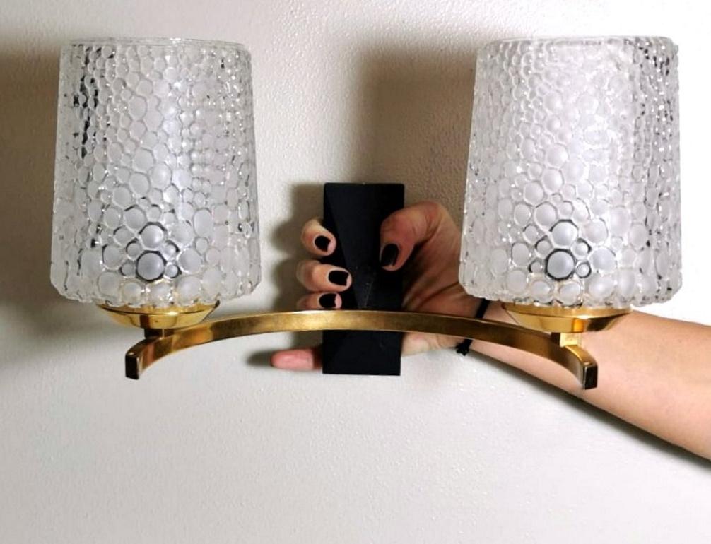 Trois appliques de style Maison Arlus en laiton et demi cristal en vente 11
