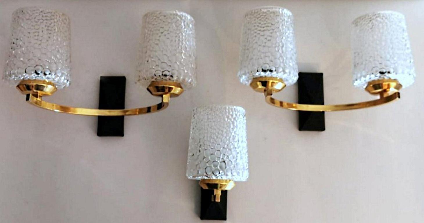 We kindly suggest you read the whole description, because with it we try to give you detailed technical and historical information to guarantee the authenticity of our objects.
Three wall sconces with a refined and pleasant design; the structure of