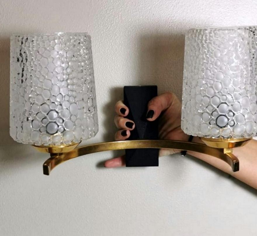 Trois appliques de style Maison Arlus en laiton et demi cristal en vente 12