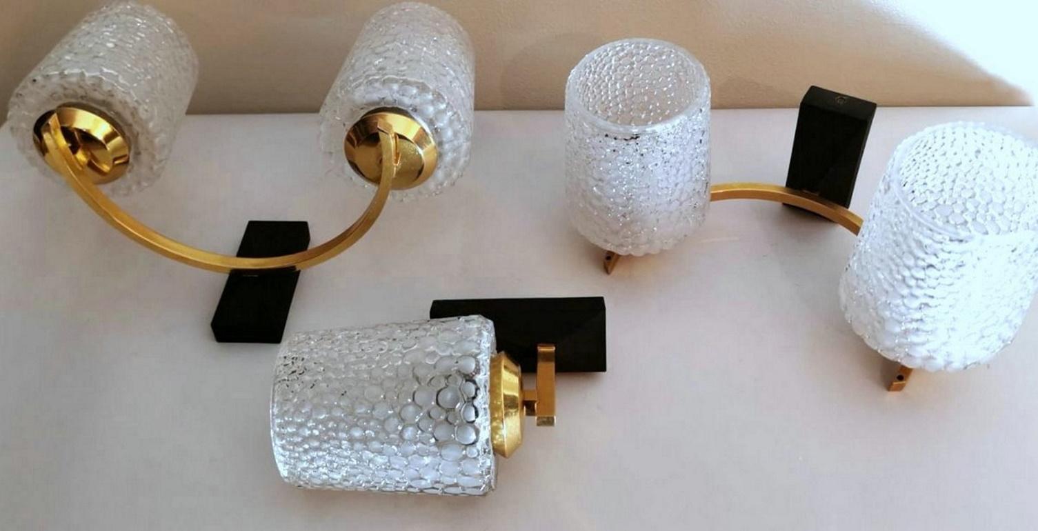 Mid-Century Modern Trois appliques de style Maison Arlus en laiton et demi cristal en vente