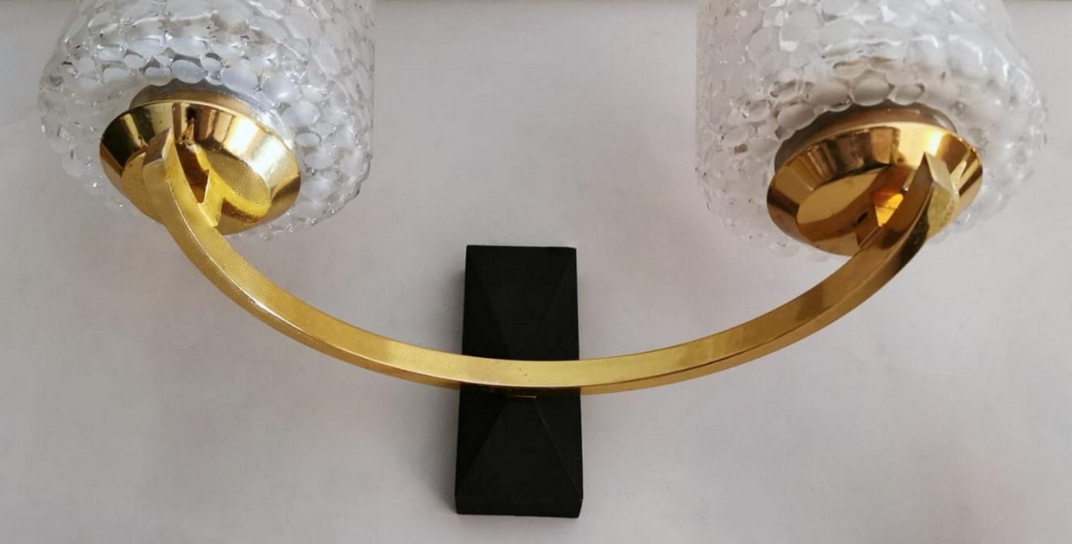 Trois appliques de style Maison Arlus en laiton et demi cristal en vente 1