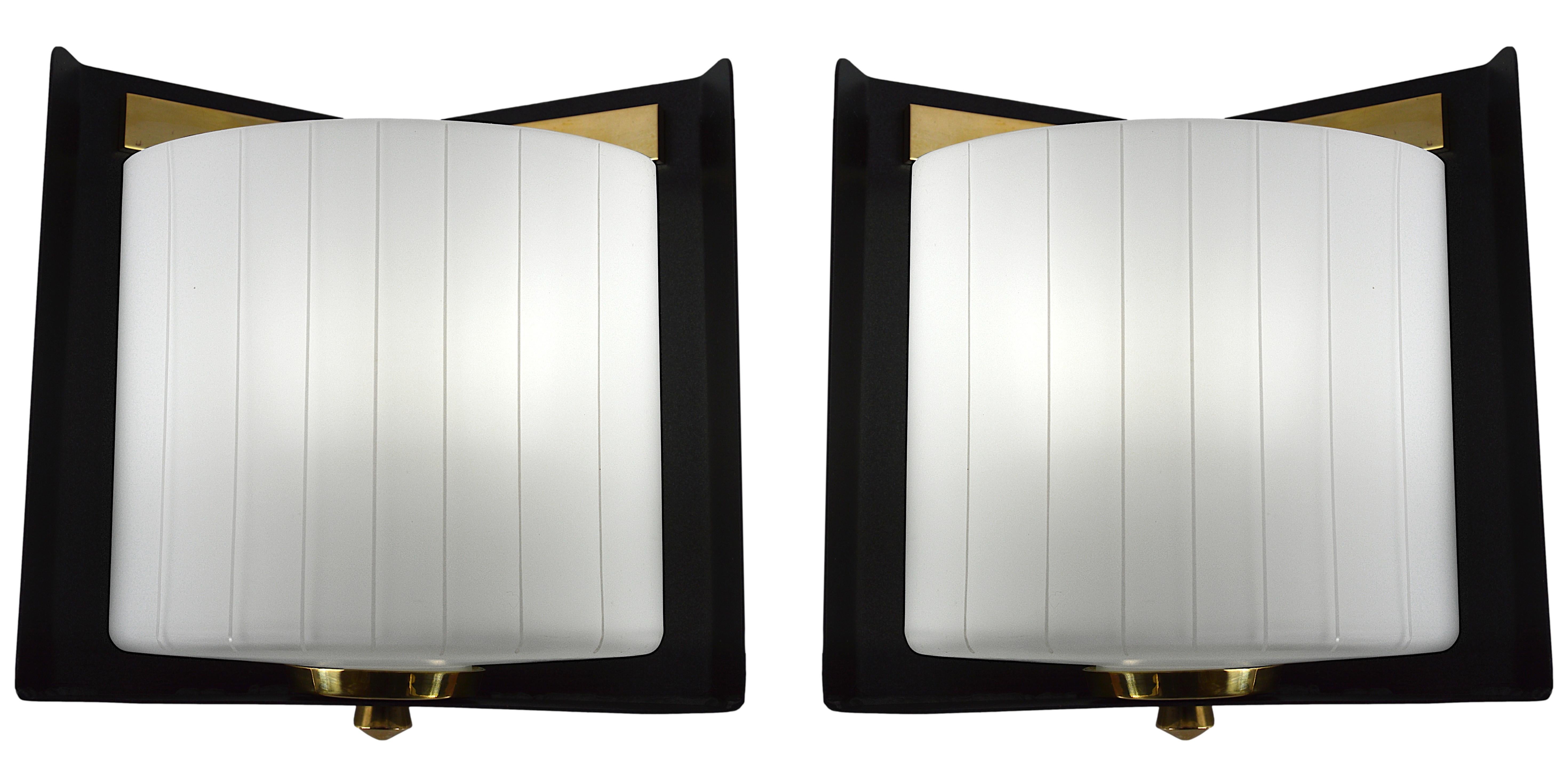 Pair of Mid-century wall sconces by Arlus (Paris), France, 1950s. Brass, metal and glass. Elegant elliptical lampshades in double glass, white on the inside and transparent decorated with slightly prominent vertical stripes on the outside. Height :