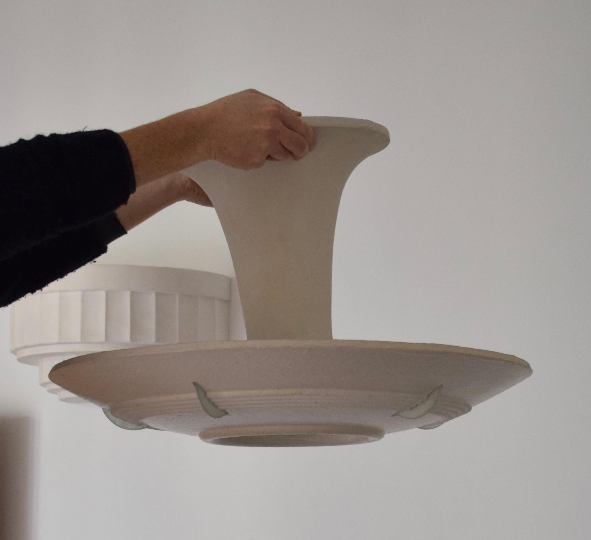 Arlus (sous la direction de, C.I.C.)
Plafonnier en platre et en verre givré
Date de création : vers 1940
H 35 × Ø 57 cm 

Un grand plafonnier à encastrer en plâtre de style Art Déco/Milieu de siècle contenant un réflecteur central avec trois