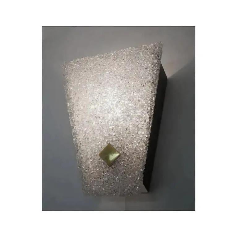 Conjunto de seis apliques de pared, de Arlus, Francia, 1960-1970. Pantalla de plexiglás decorada con un cuadrado de latón. Placa posterior de chapa negra. Medidas: Alto 18cm (7,1