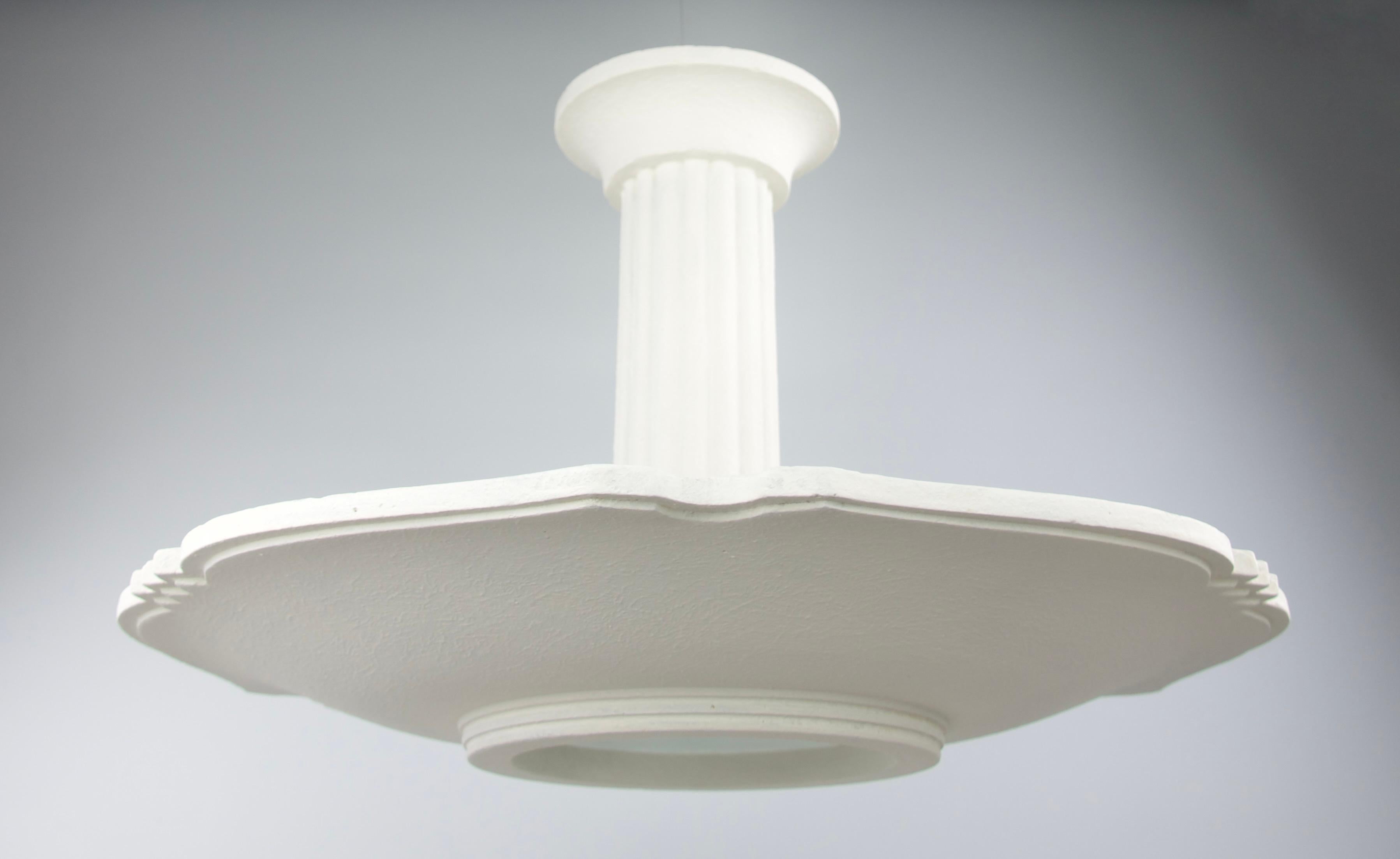 Art Déco Arlus, Set di due lampadari a colonna in gesso, Francia, metà del secolo scorso. in vendita