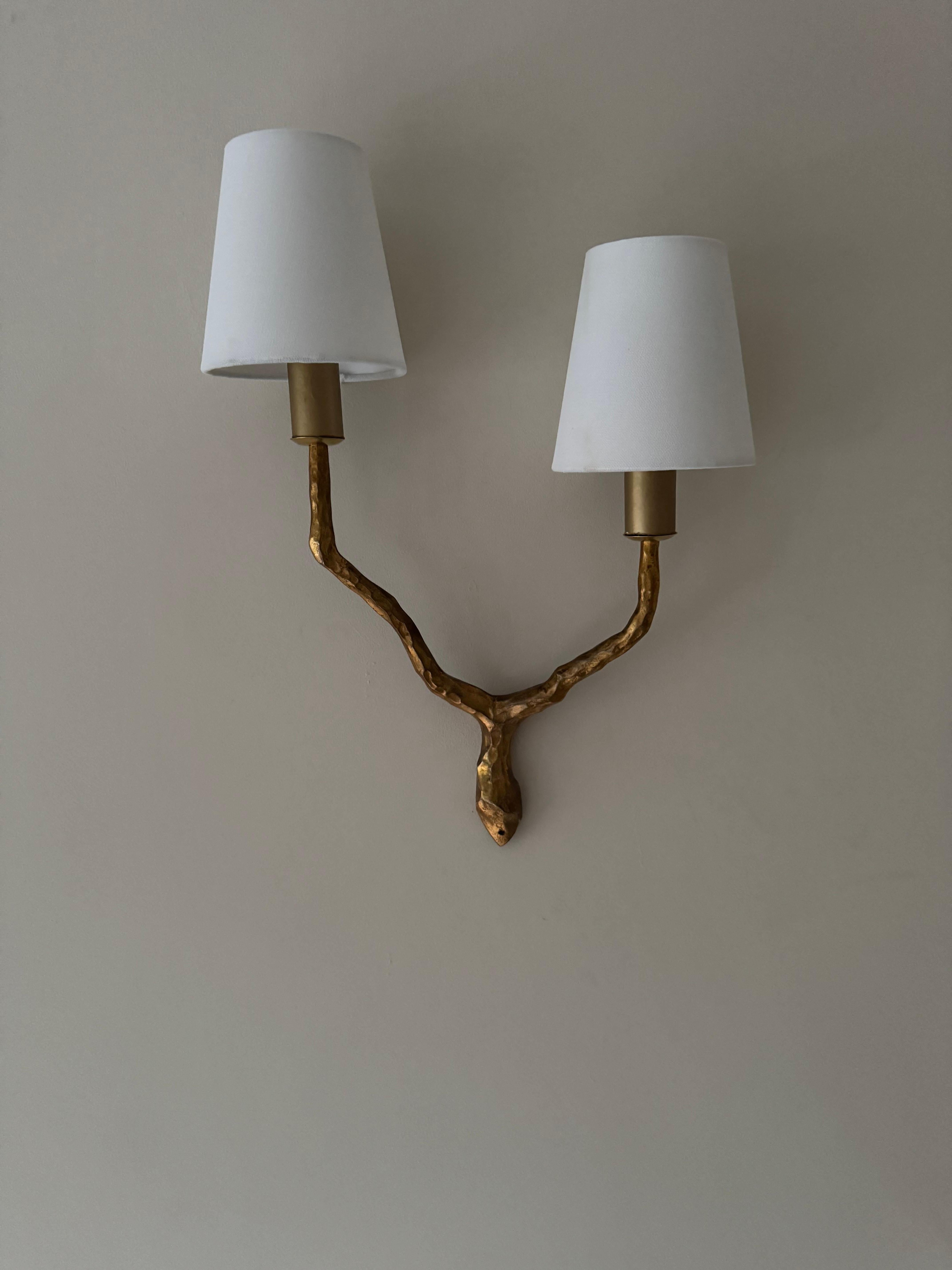 Un elegante aplique de dos brazos de metal dorado de Arlus. Las persianas son de repuesto. La luz se ha recableado profesionalmente.