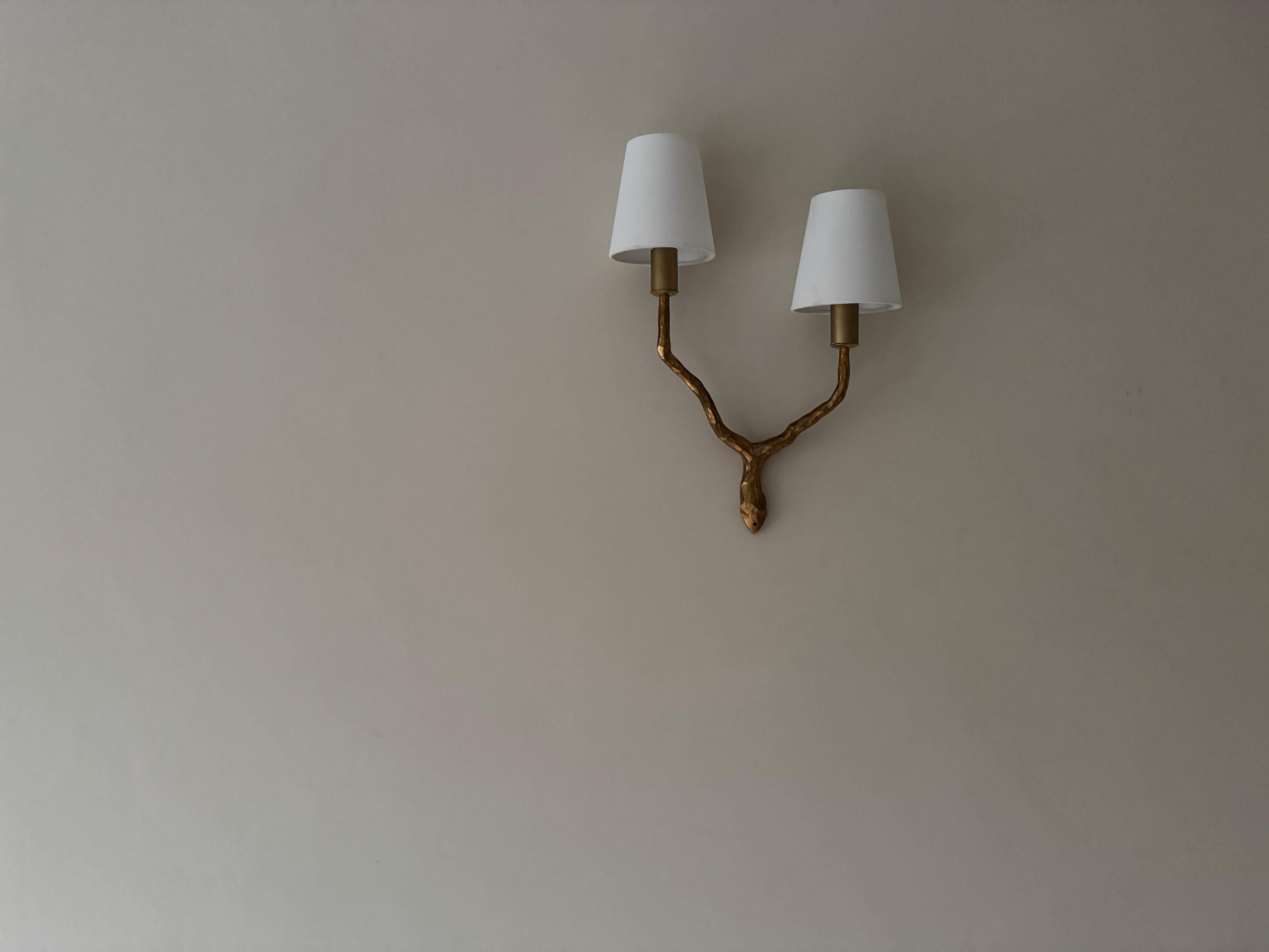 Aplique de pared Arlus sencillo de metal dorado de dos brazos Moderno de mediados de siglo en venta