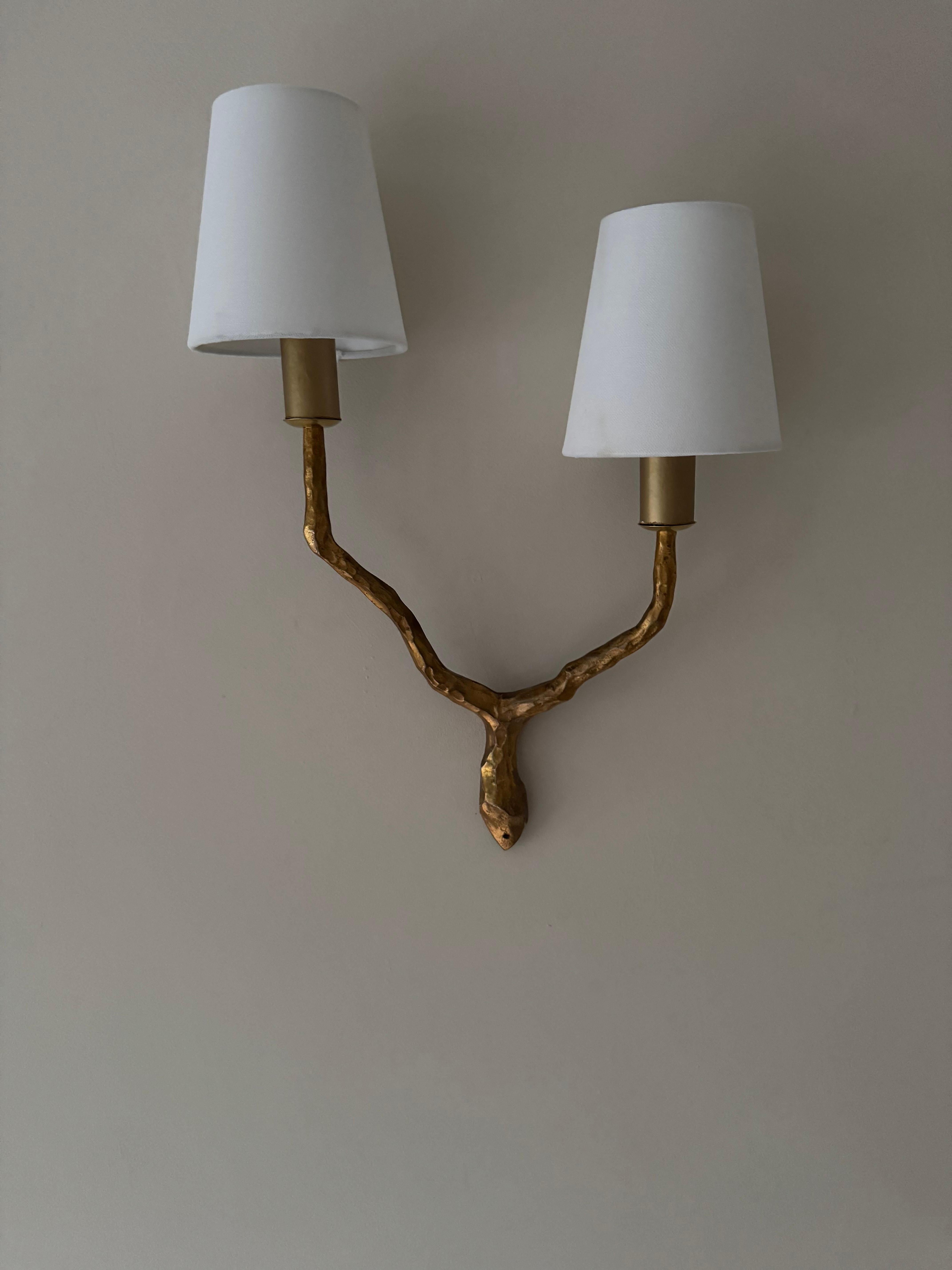 Aplique de pared Arlus sencillo de metal dorado de dos brazos Francés en venta