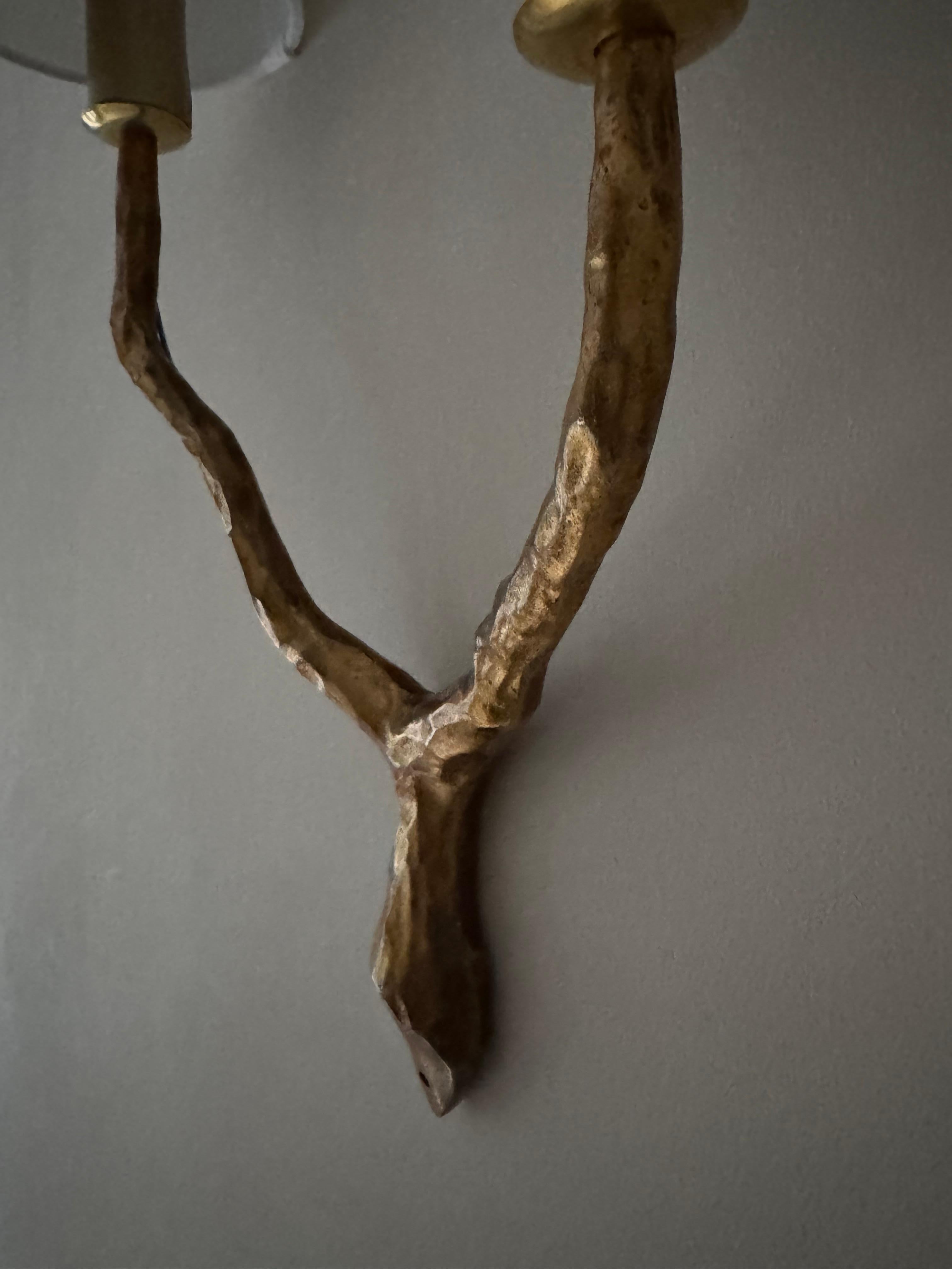 Aplique de pared Arlus sencillo de metal dorado de dos brazos Patinado en venta