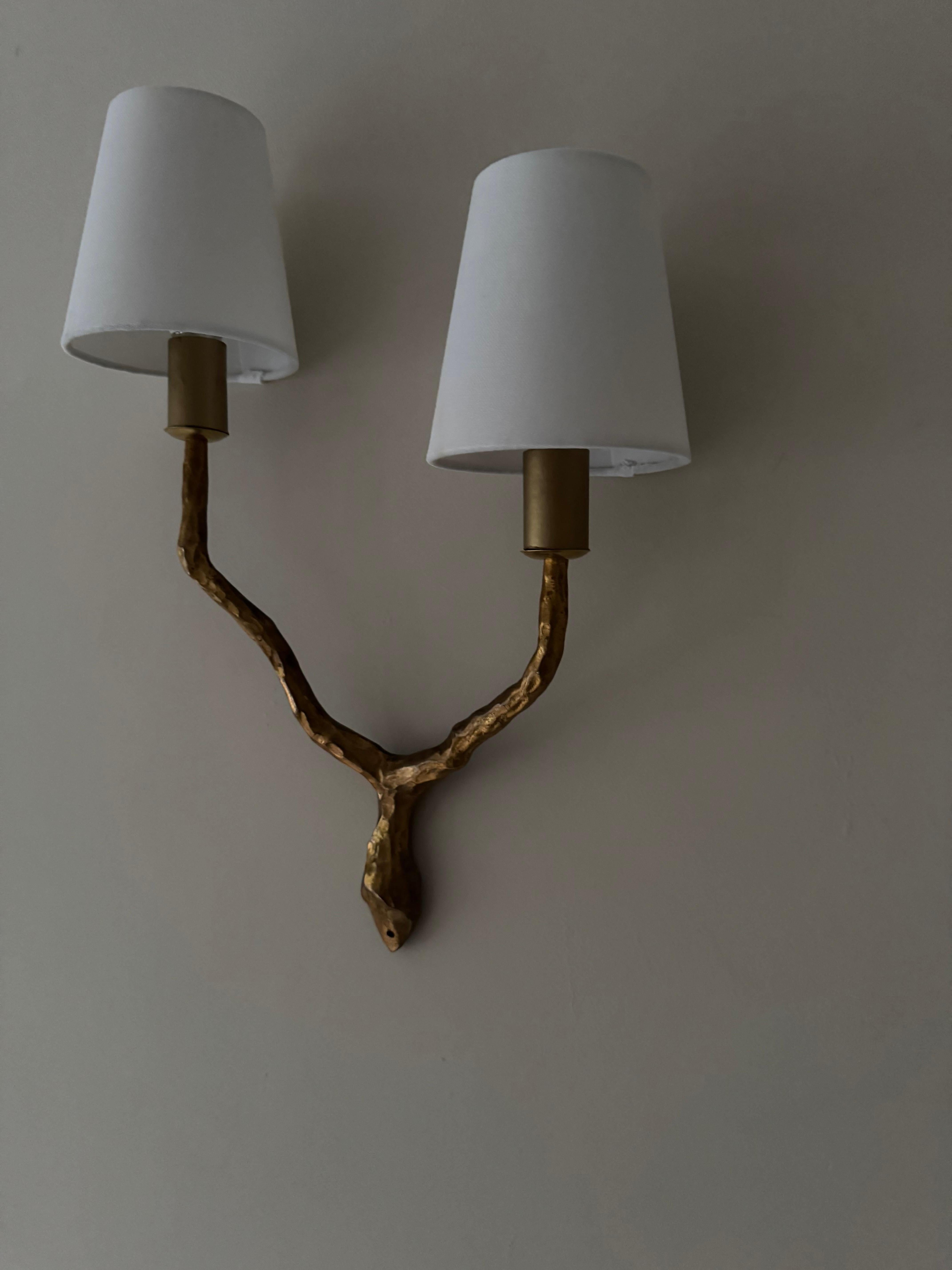 Aplique de pared Arlus sencillo de metal dorado de dos brazos en Bueno estado para la venta en London, GB