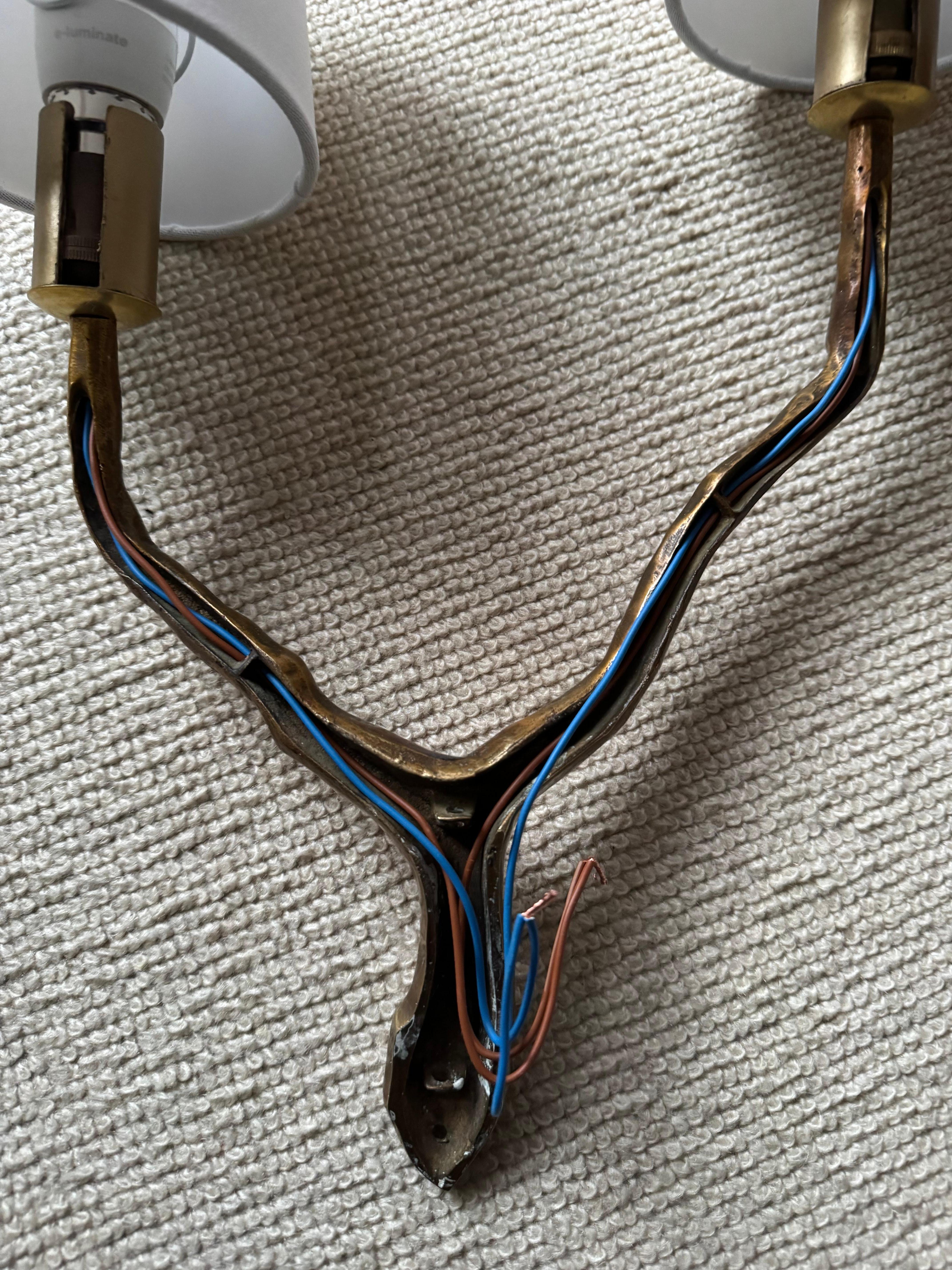 Aplique de pared Arlus sencillo de metal dorado de dos brazos siglo XX en venta