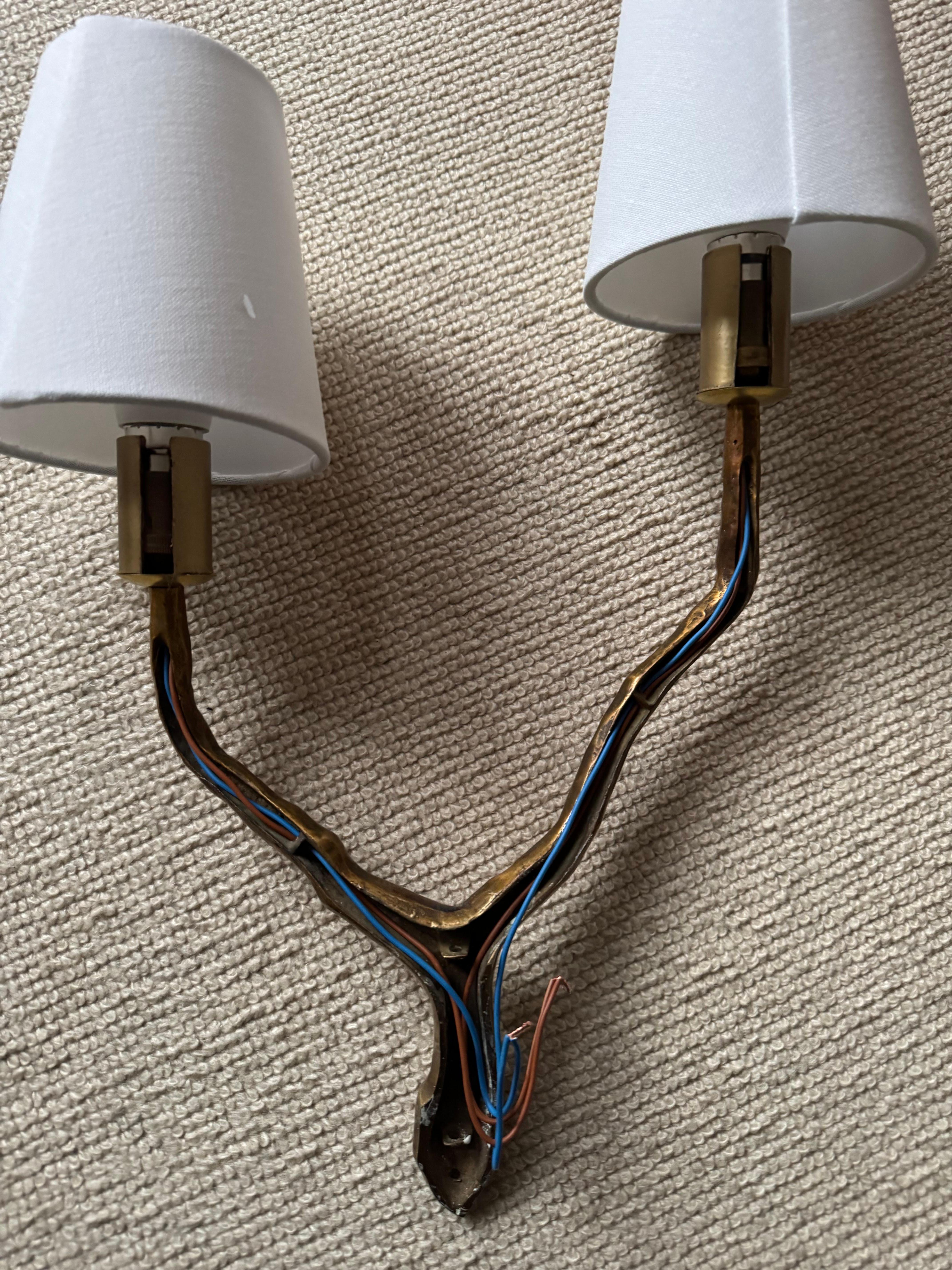 Aplique de pared Arlus sencillo de metal dorado de dos brazos Latón en venta