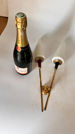 Arlus Style Sconce mit zwei Opal-Lampenschirmen CIRCA 1950