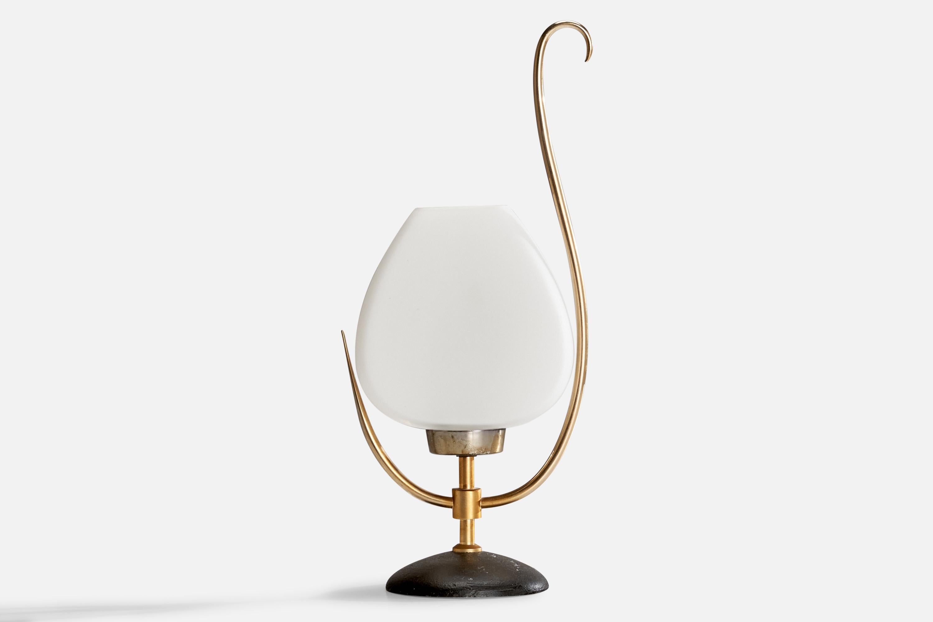 Lampada da tavolo in ottone, metallo laccato nero e vetro opalino prodotta da Arlus, Francia, anni '50 circa.

Il paralume è regolabile 

Dimensioni della lampada con paralume (pollici): 14,25