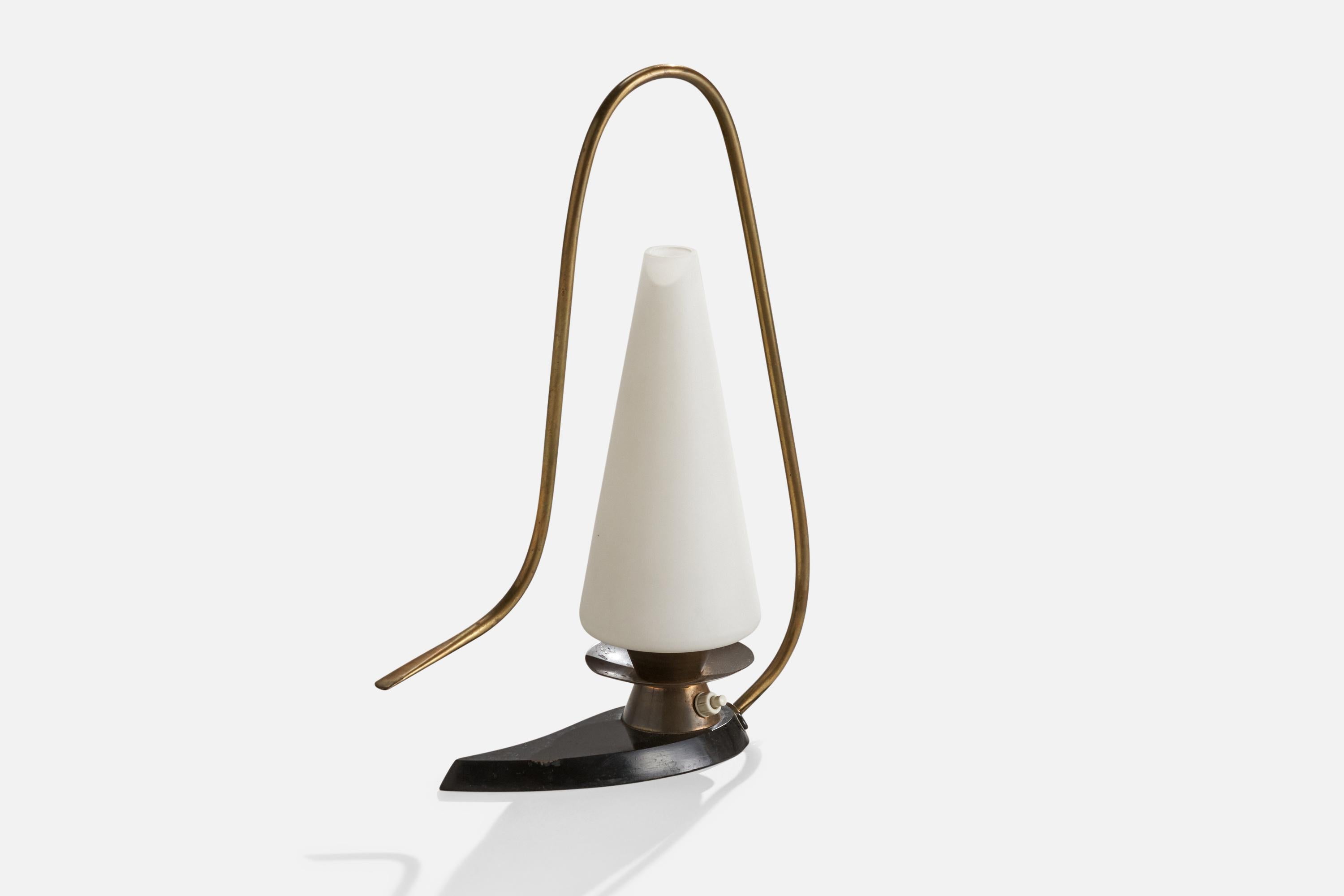 Tischlampe aus Messing, schwarz lackiertem Metall und Opalglas, hergestellt von Arlus, Frankreich, um 1950.

Gesamtabmessungen (Zoll): 14,25