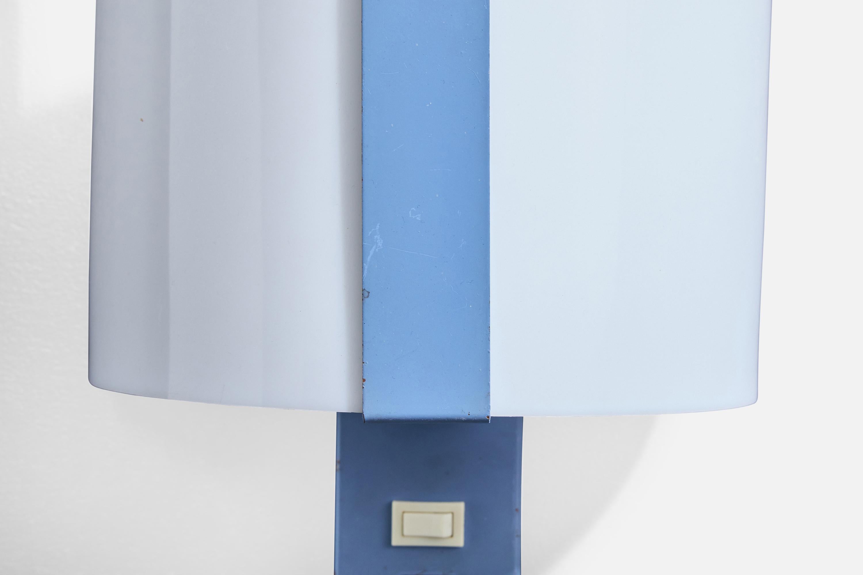 Arlus, Wandleuchte, Metall, Acryl, Frankreich, 1960er Jahre im Angebot 1