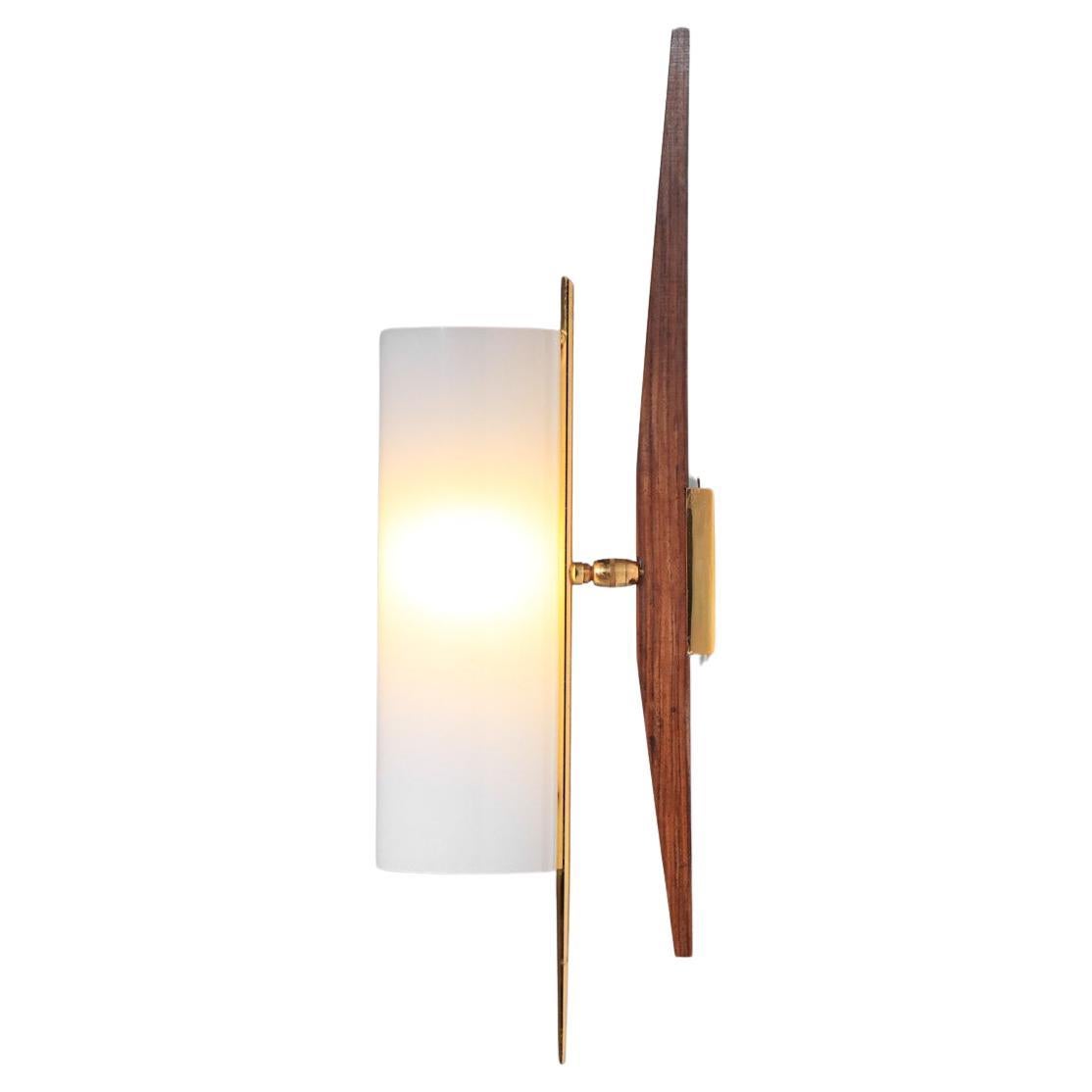 Wall light from the 60s produced by the French house Arlus. Bass structure in solid teak, hanging system and central ball joint in solid brass allowing the wall light to be oriented in different positions. Very beautiful vintage condition, note
