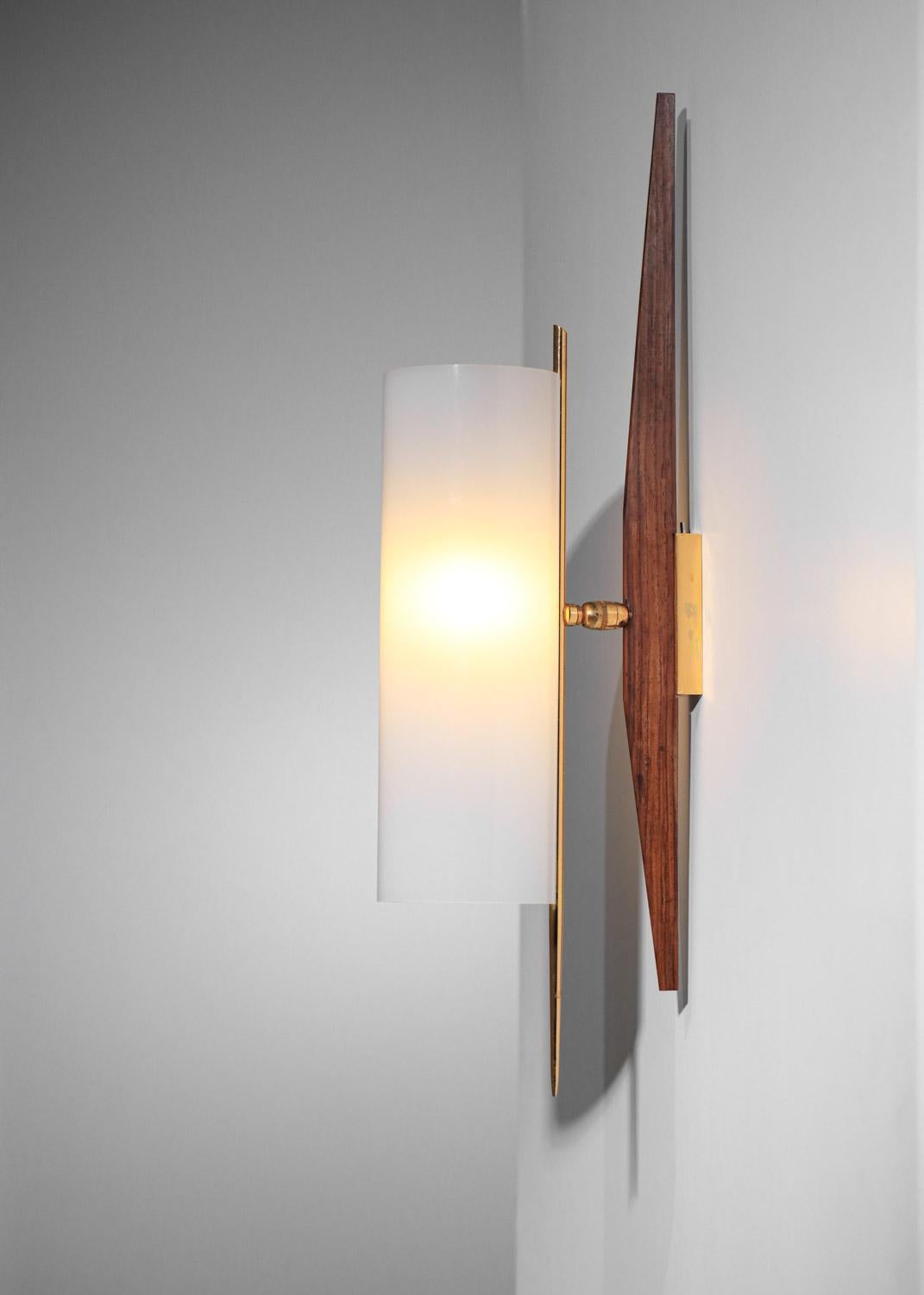 Arlus wall light plexiglass teak and brass tube 60s  In Good Condition For Sale In Lyon, FR